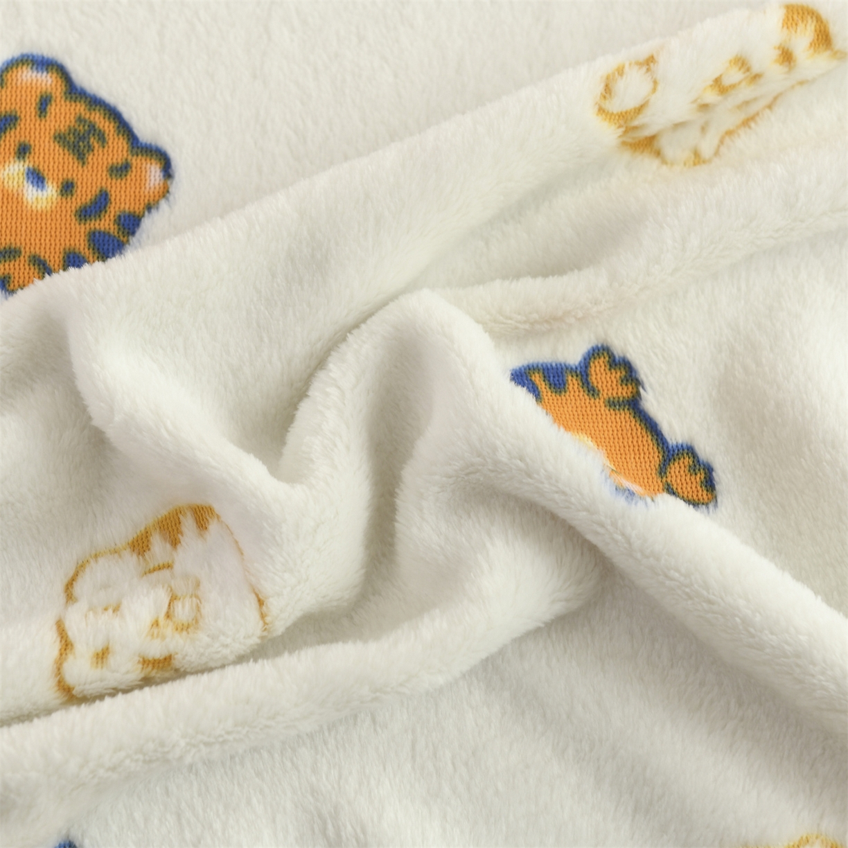 91家纺网 家纺一手货源 找家纺 恋绒家纺 2025新款云朵绒毛毯毯子多铺盖多功能盖毯绒 虎头-米白