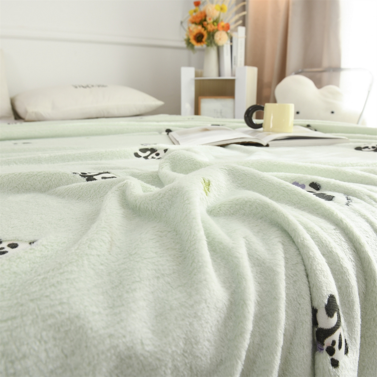91家纺网 家纺一手货源 找家纺 恋绒家纺 2025新款云朵绒毛毯毯子多铺盖多功能盖毯绒 熊猫-绿