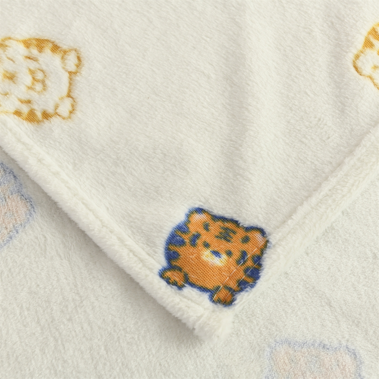 91家纺网 家纺一手货源 找家纺 恋绒家纺 2025新款云朵绒毛毯毯子多铺盖多功能盖毯绒 虎头-米白