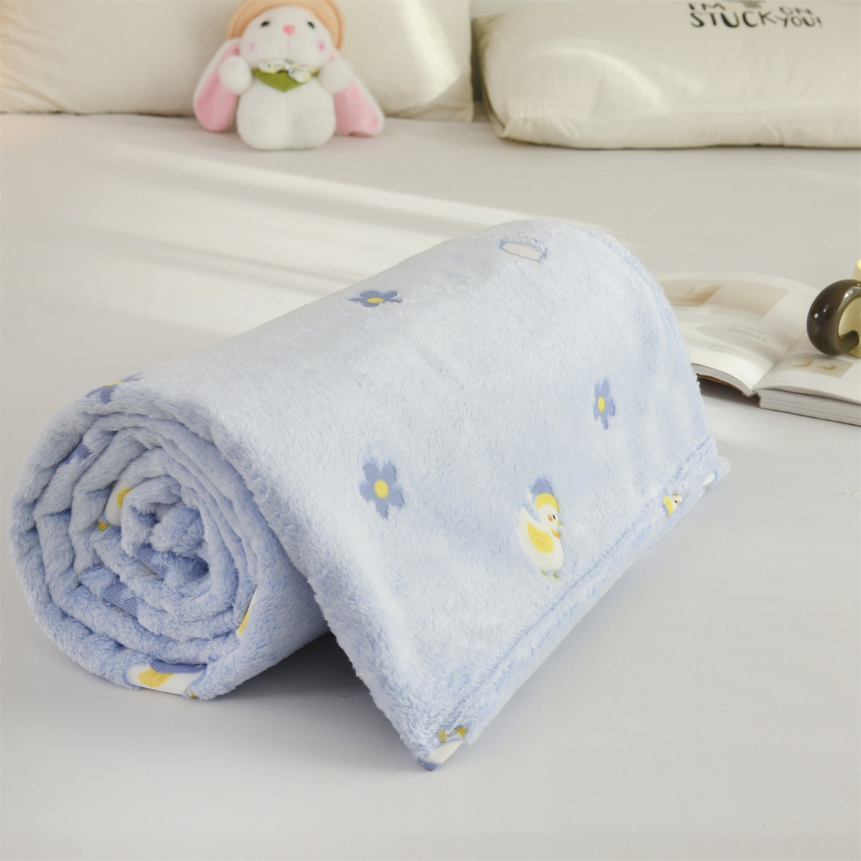91家纺网 家纺一手货源 找家纺 恋绒家纺 2025新款云朵绒毛毯毯子多铺盖多功能盖毯绒 兰花小鸭
