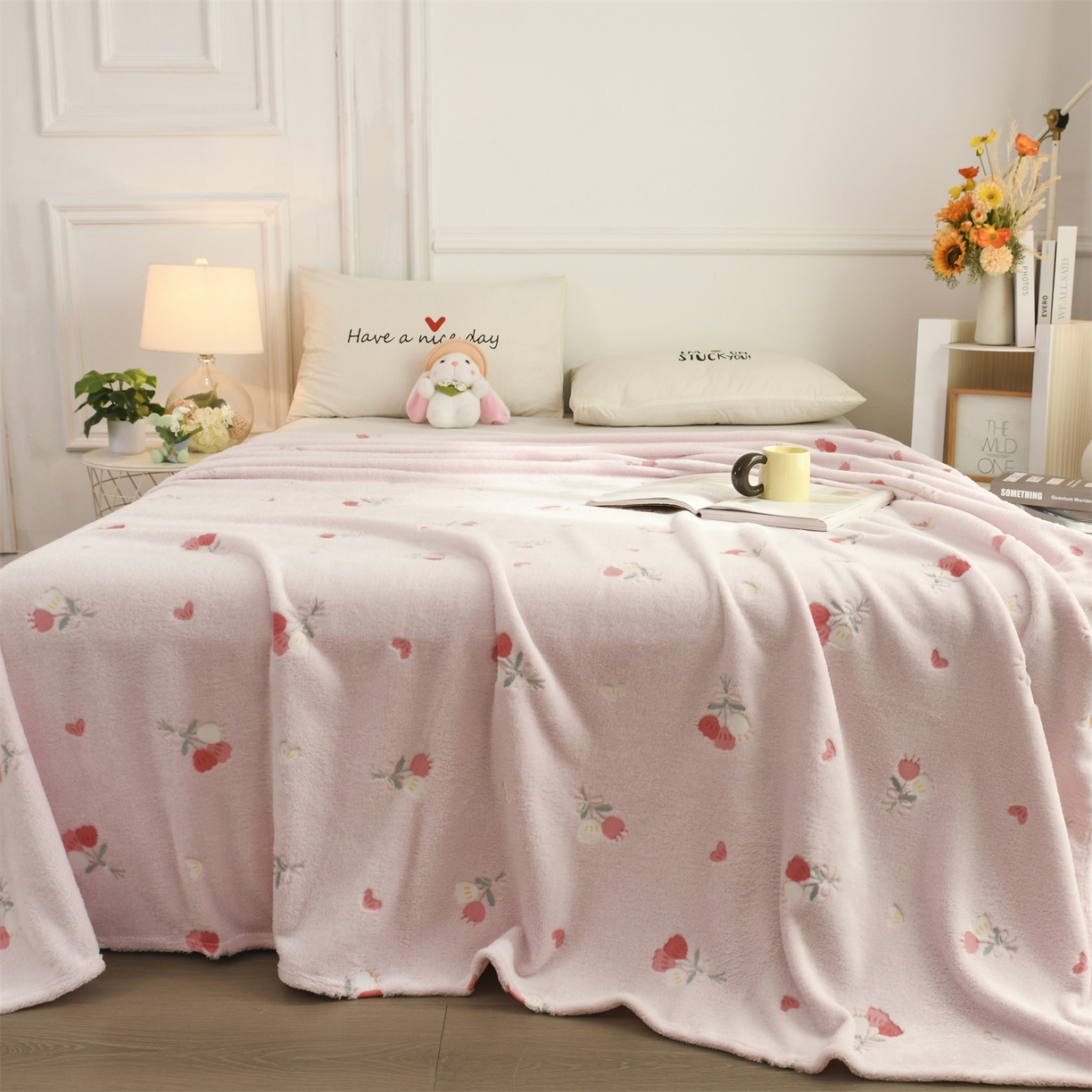 91家纺网 家纺一手货源 找家纺 恋绒家纺 2025新款云朵绒毛毯毯子多铺盖多功能盖毯绒 小花-粉