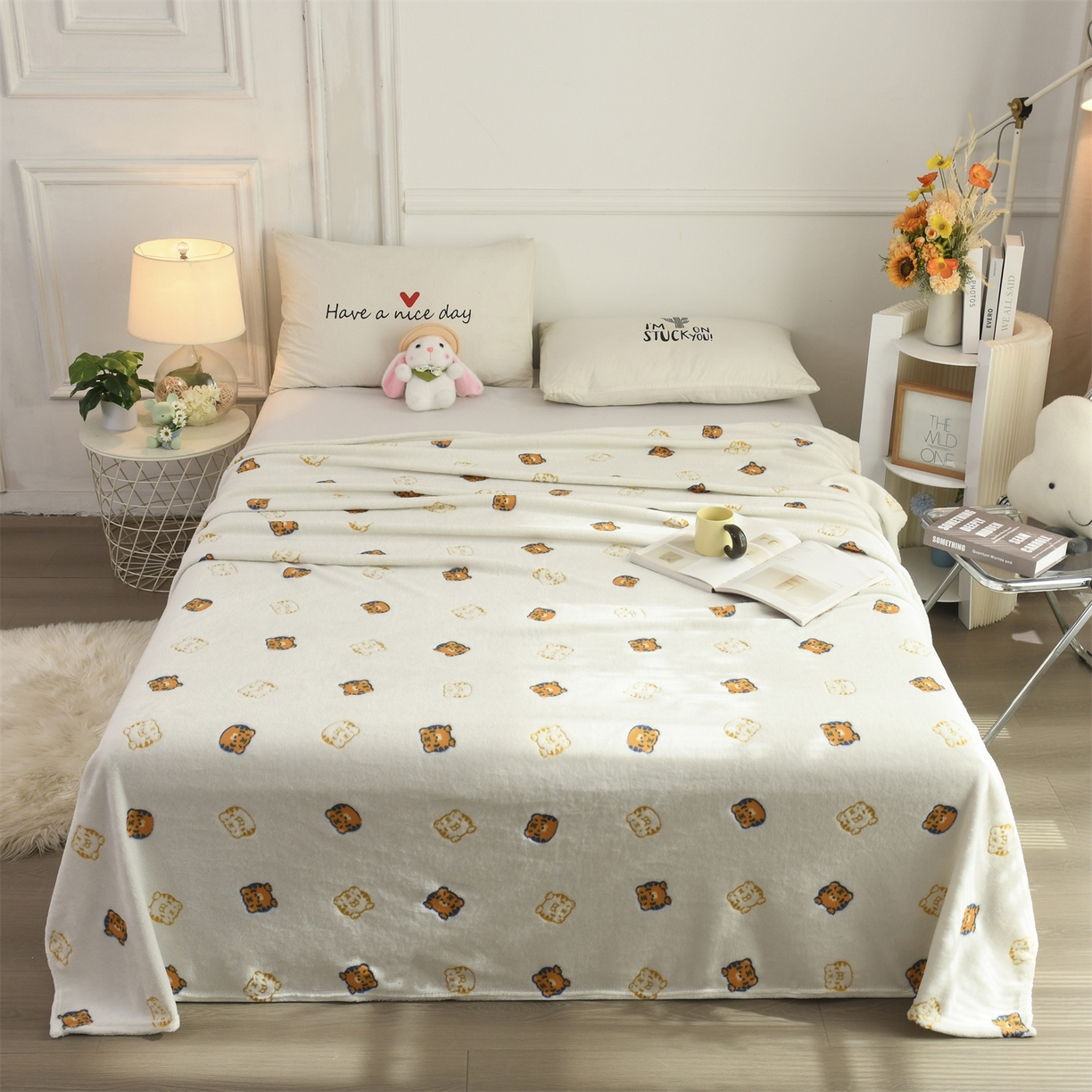 91家纺网 家纺一手货源 找家纺 恋绒家纺 2025新款云朵绒毛毯毯子多铺盖多功能盖毯绒 虎头-米白