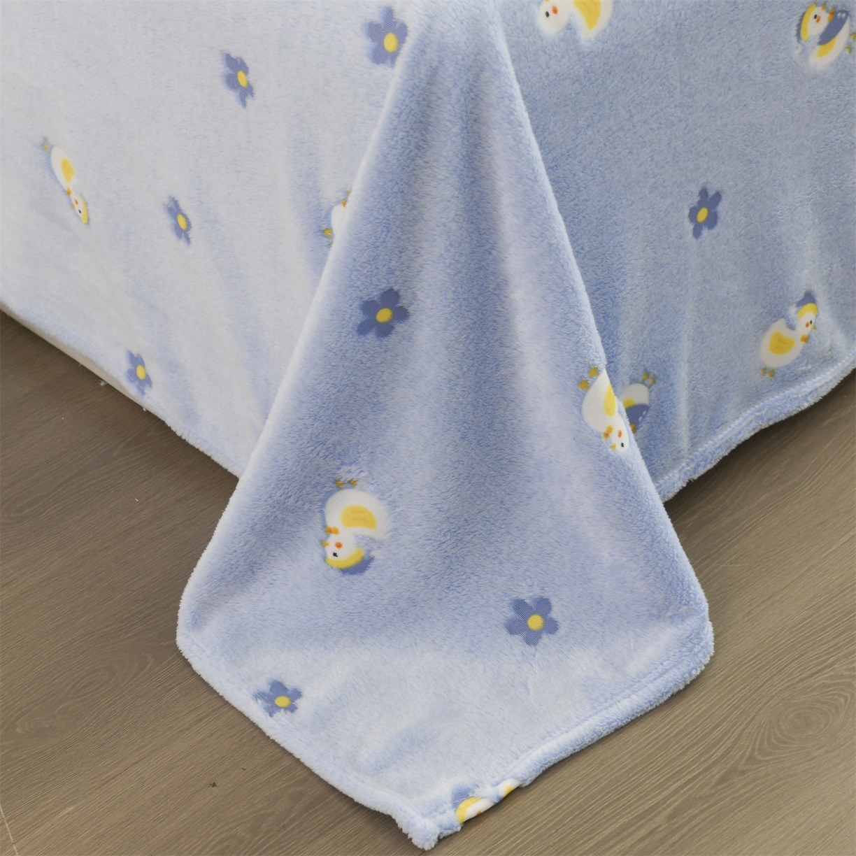 91家纺网 家纺一手货源 找家纺 恋绒家纺 2025新款云朵绒毛毯毯子多铺盖多功能盖毯绒 兰花小鸭