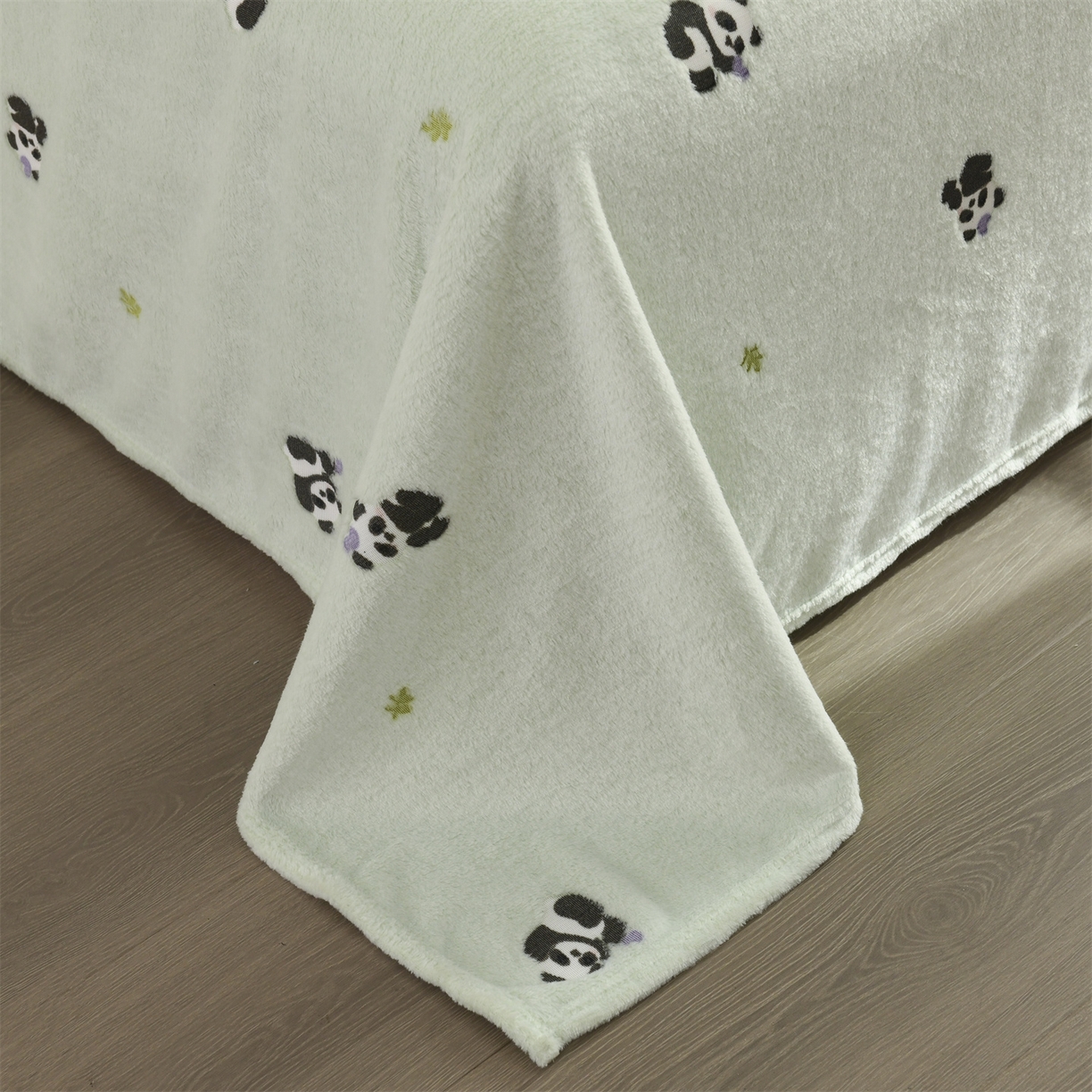 91家纺网 家纺一手货源 找家纺 恋绒家纺 2025新款云朵绒毛毯毯子多铺盖多功能盖毯绒 熊猫-绿