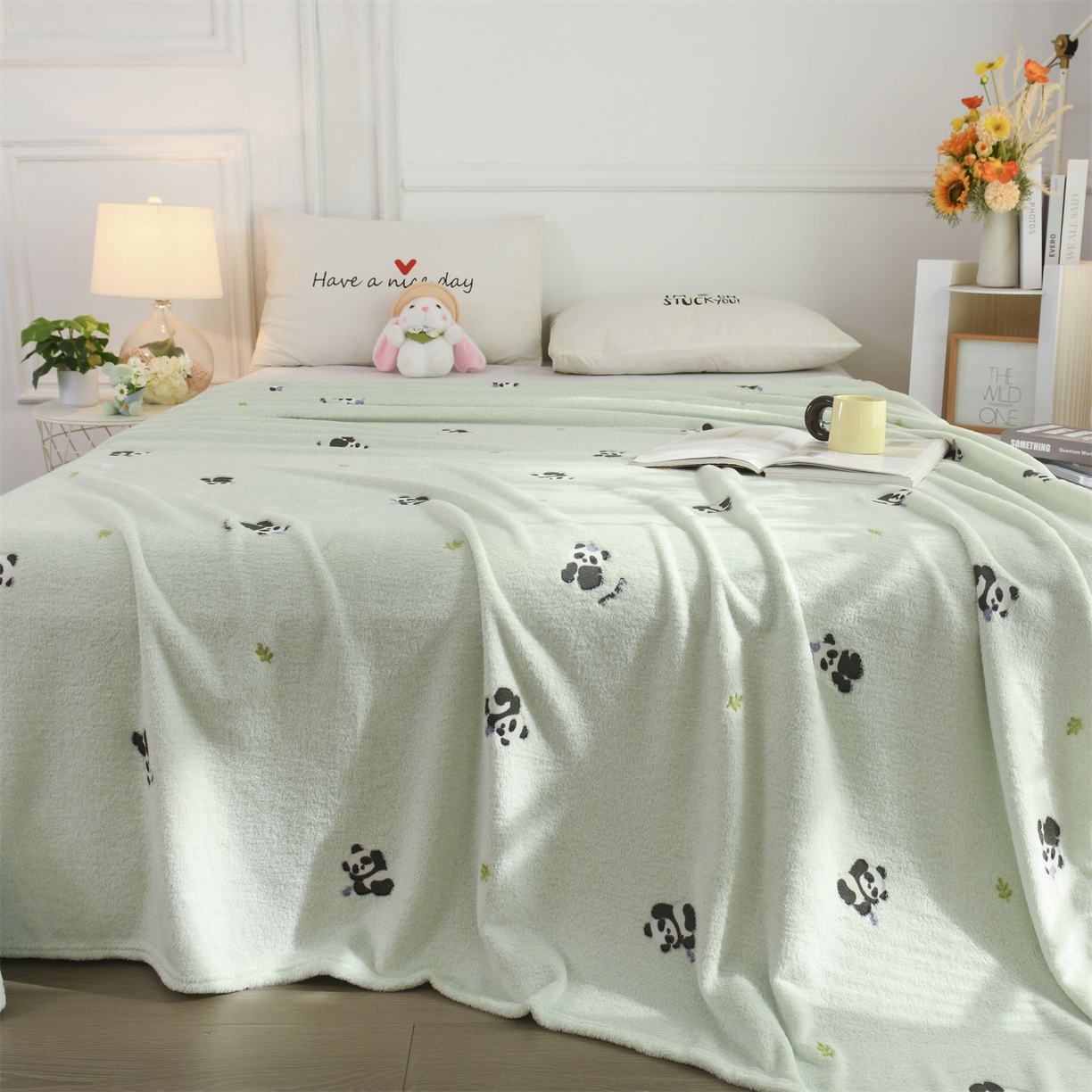 91家纺网 家纺一手货源 找家纺 恋绒家纺 2025新款云朵绒毛毯毯子多铺盖多功能盖毯绒 熊猫-绿