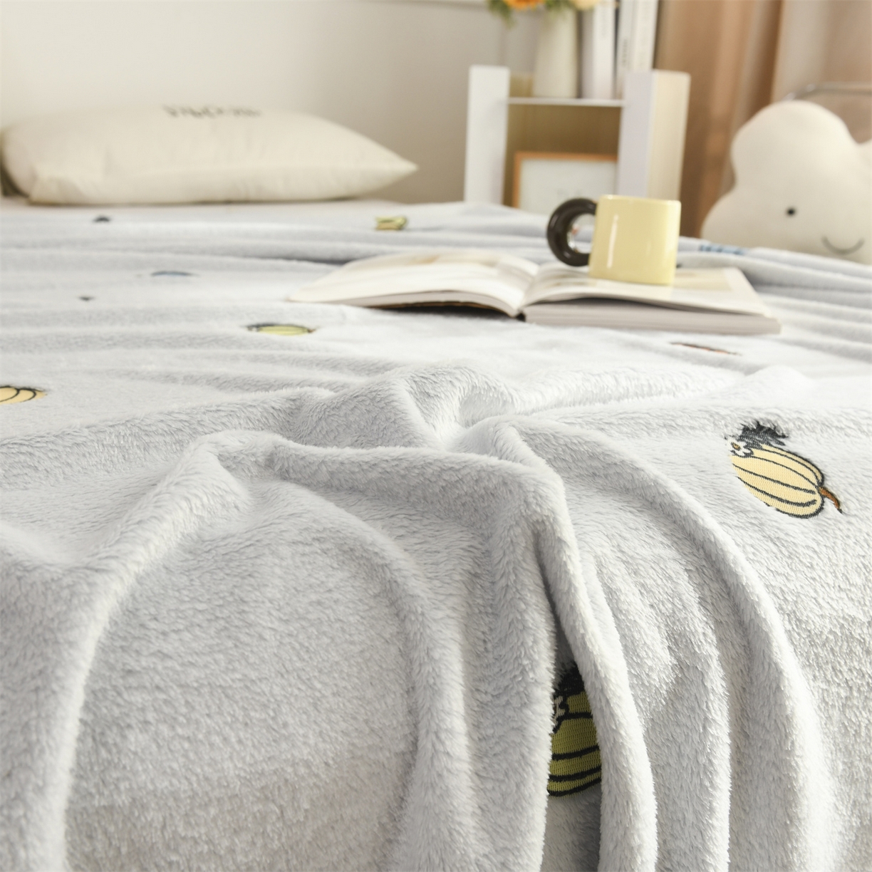 91家纺网 家纺一手货源 找家纺 恋绒家纺 2025新款云朵绒毛毯毯子多铺盖多功能盖毯绒 南瓜-灰