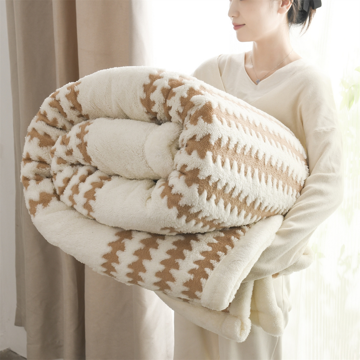 91家纺网 家纺一手货源 找家纺 恋绒家纺 2025新款阳离子三层舒棉绒毛毯毯子 优雅咖