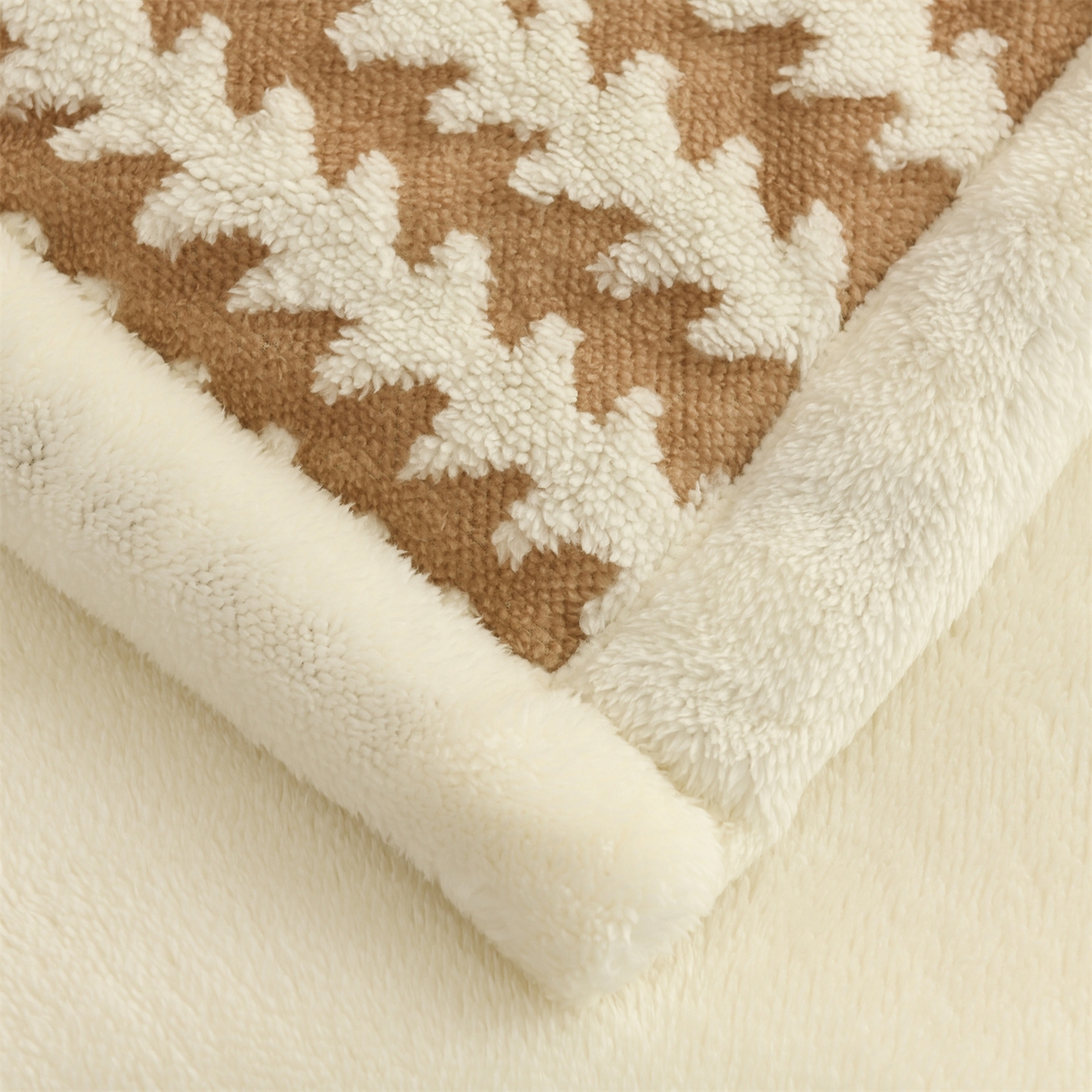 91家纺网 家纺一手货源 找家纺 恋绒家纺 2025新款阳离子三层舒棉绒毛毯毯子 优雅咖