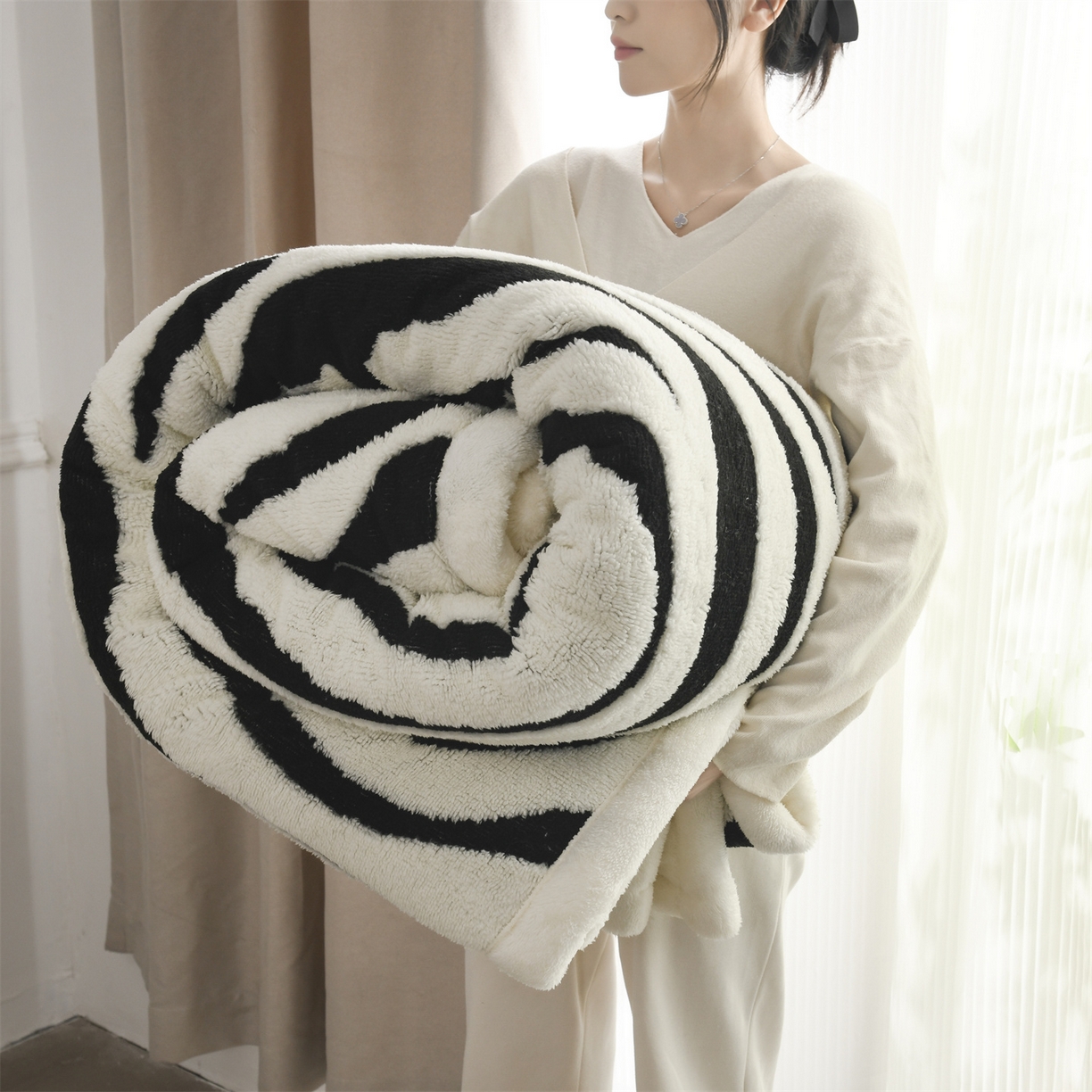 91家纺网 家纺一手货源 找家纺 恋绒家纺 2025新款阳离子三层舒棉绒毛毯毯子 斑马纹