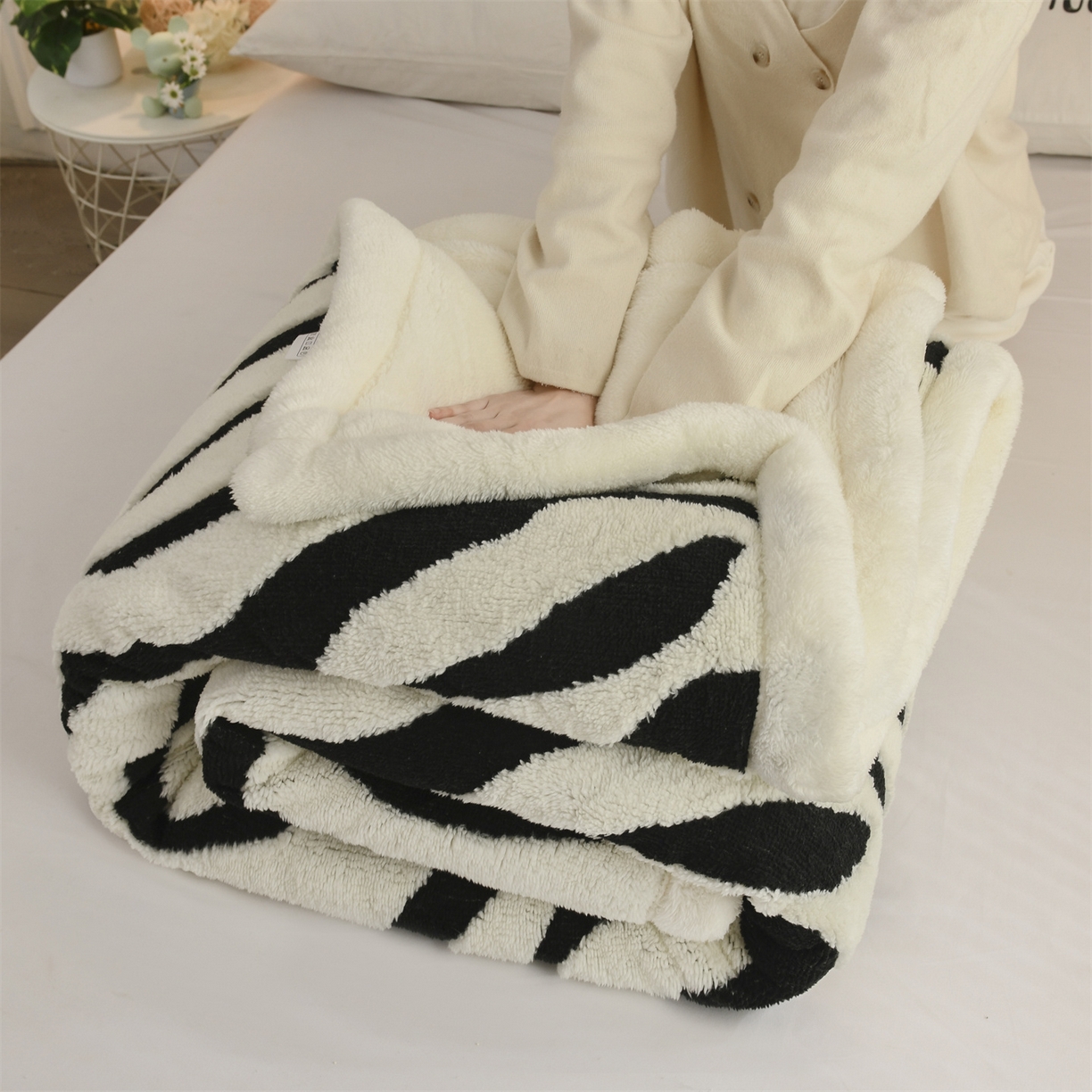 91家纺网 家纺一手货源 找家纺 恋绒家纺 2025新款阳离子三层舒棉绒毛毯毯子 斑马纹