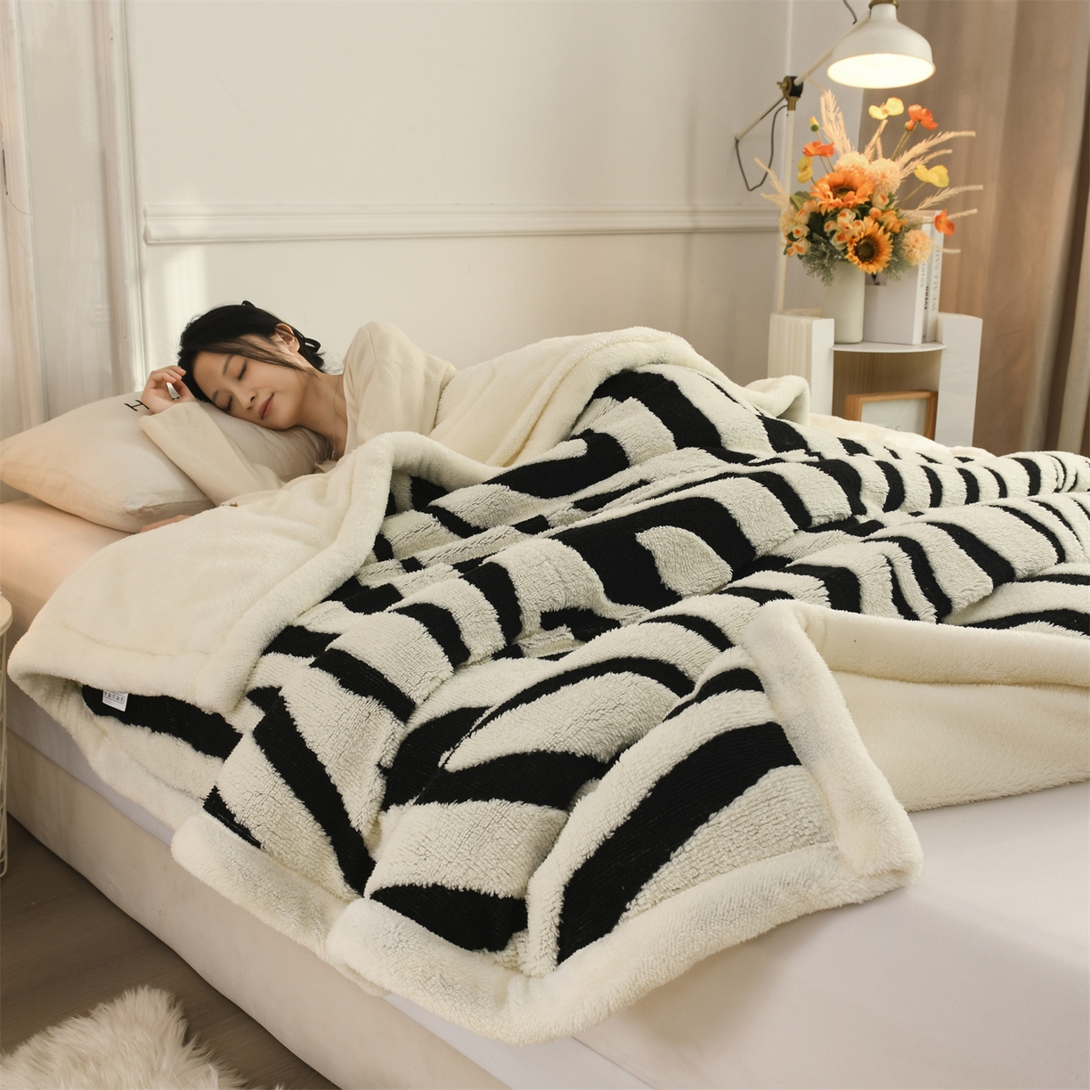 91家纺网 家纺一手货源 找家纺 恋绒家纺 2025新款阳离子三层舒棉绒毛毯毯子 斑马纹