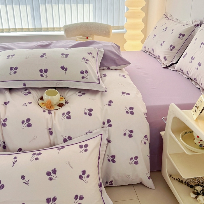 91家纺网 家纺一手货源 找家纺 艾迪尚家纺 2026新款133X76宽幅全棉纯棉印花四件套（有单品 可定制） 郁见你-紫