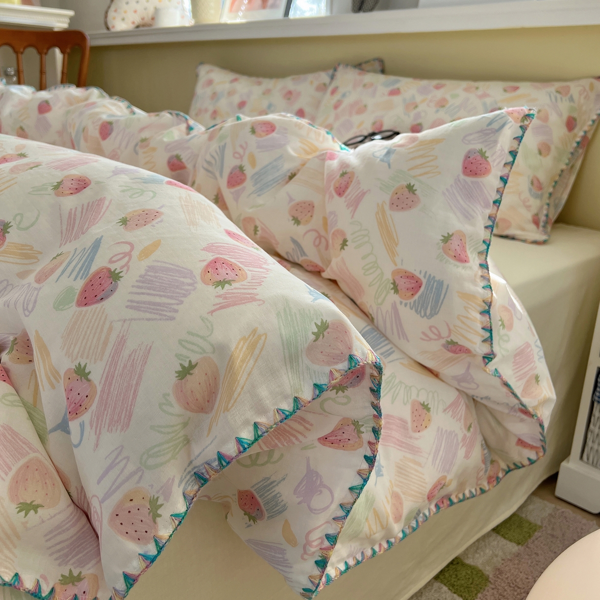 91家纺网 家纺一手货源 找家纺 曼之夏 2026新款全棉纯棉有氧双层纱贝壳边四件套 贝壳边缤纷草莓