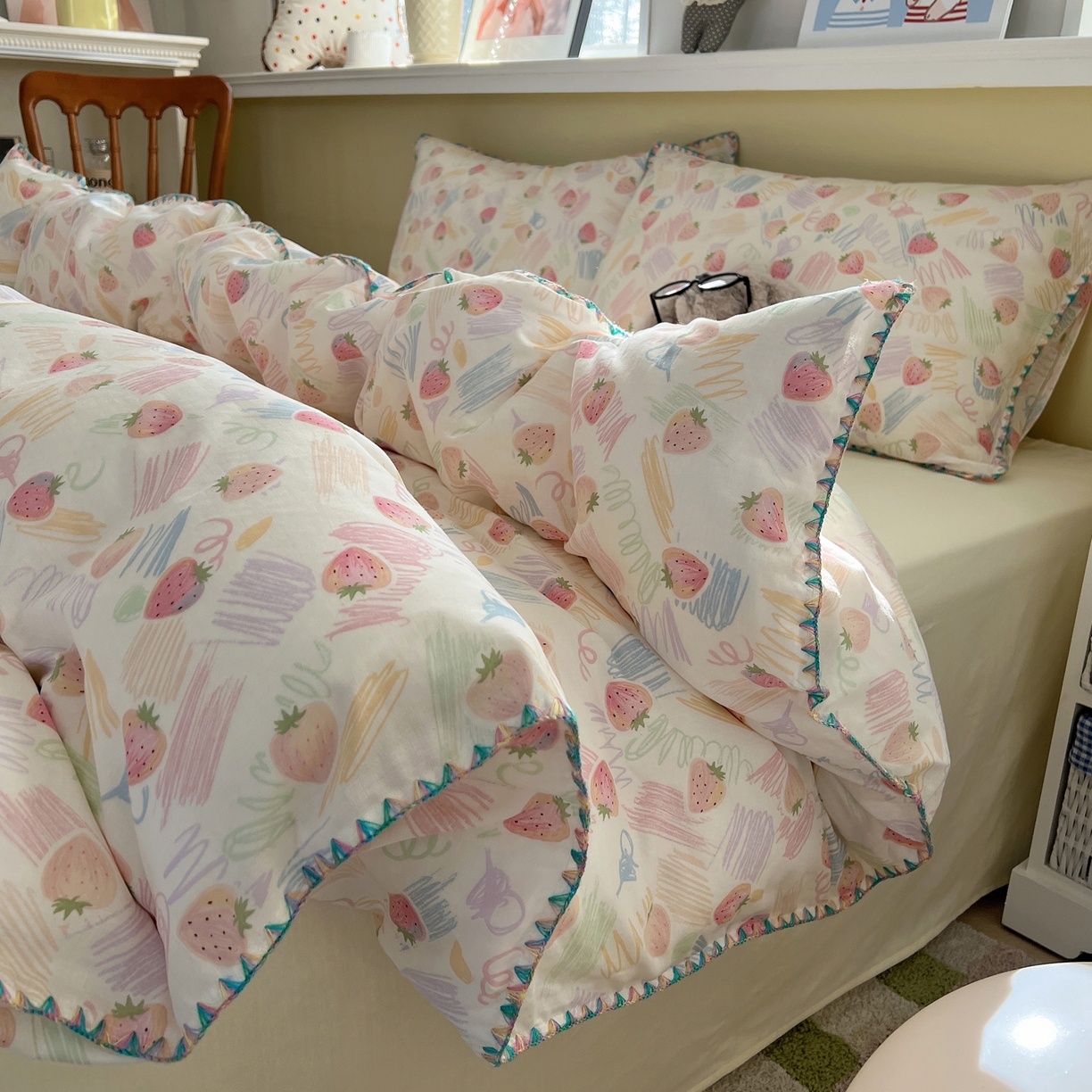 91家纺网 家纺一手货源 找家纺 曼之夏 2026新款全棉纯棉有氧双层纱贝壳边四件套 贝壳边缤纷草莓