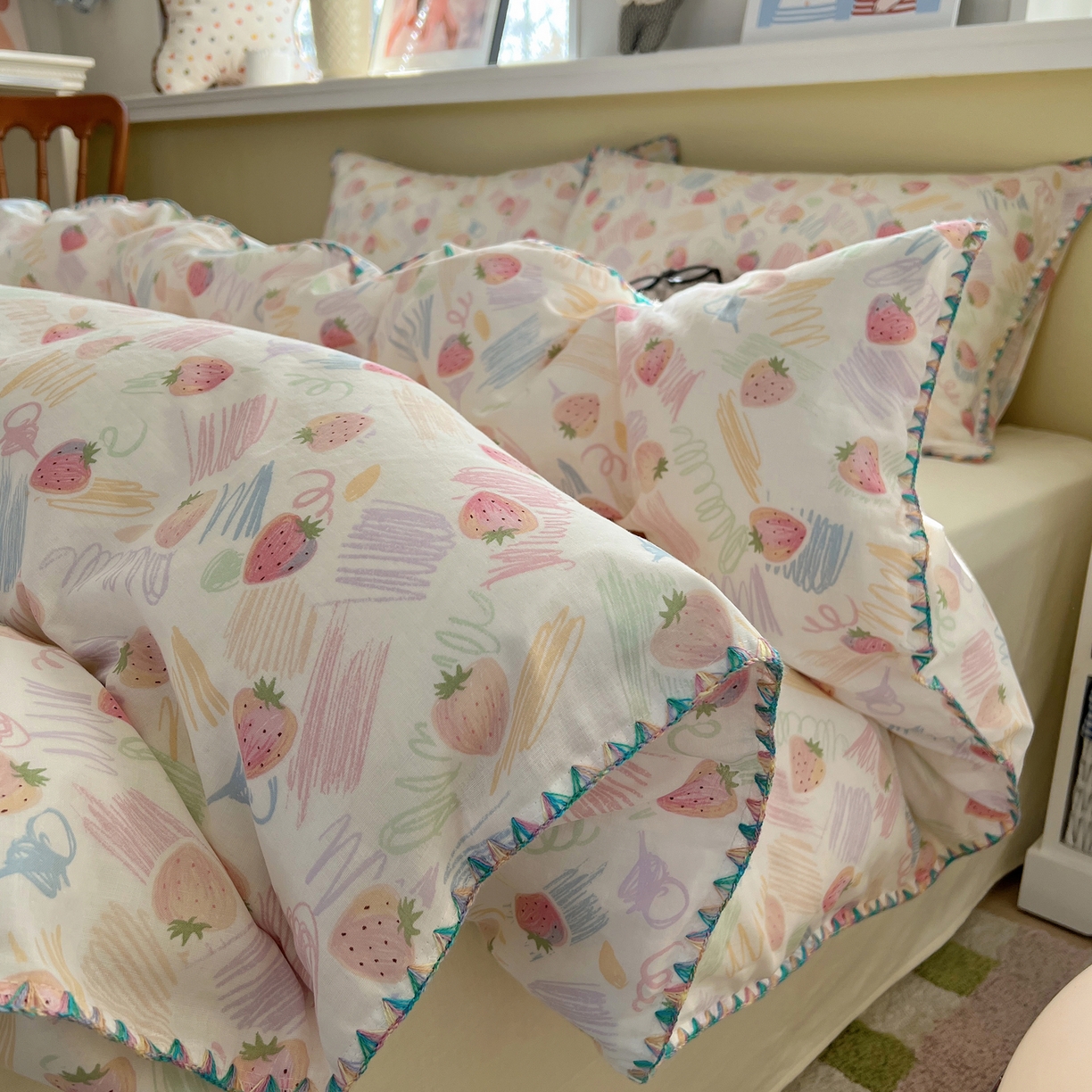 91家纺网 家纺一手货源 找家纺 曼之夏 2026新款全棉纯棉有氧双层纱贝壳边四件套 贝壳边缤纷草莓