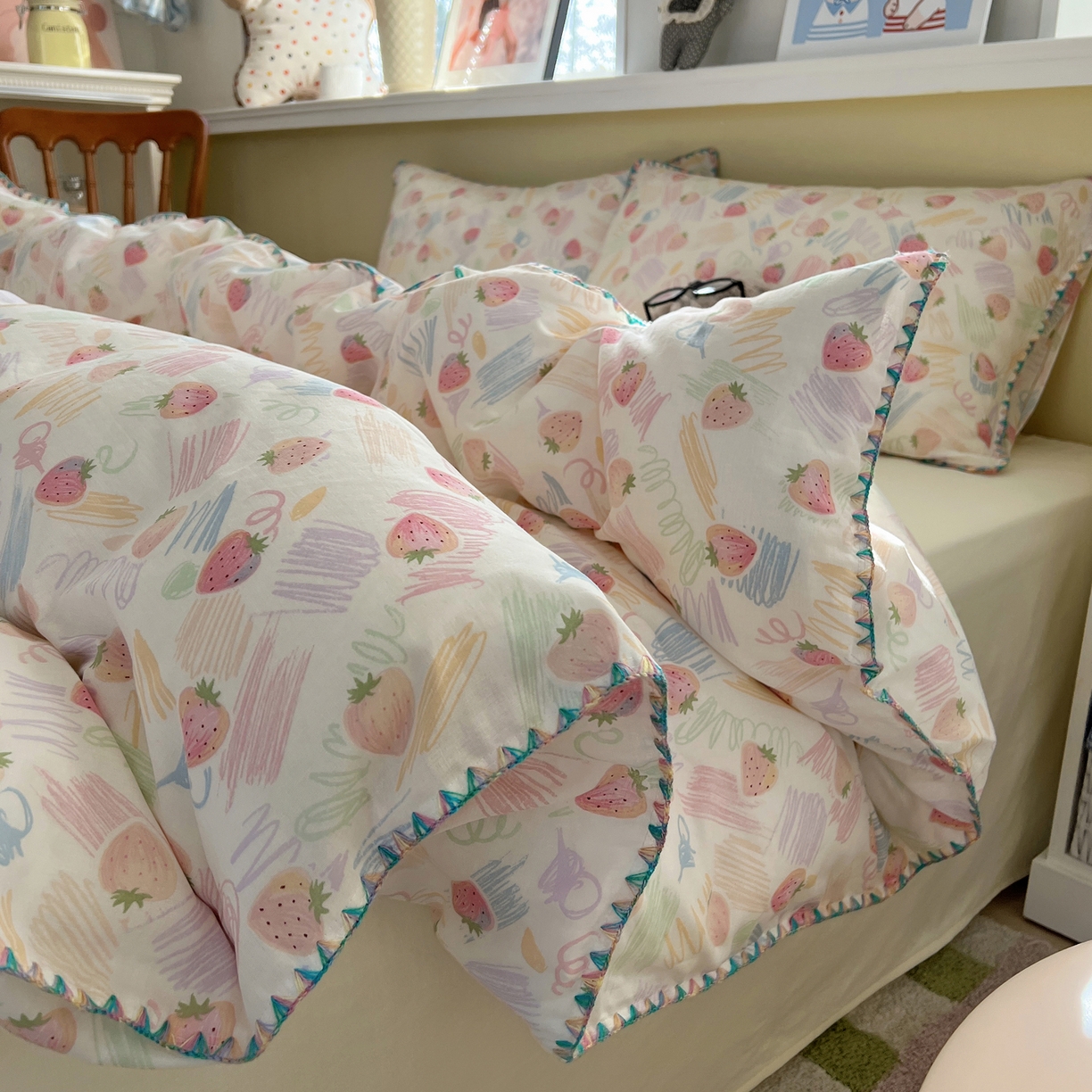 91家纺网 家纺一手货源 找家纺 曼之夏 2026新款全棉纯棉有氧双层纱贝壳边四件套 贝壳边缤纷草莓