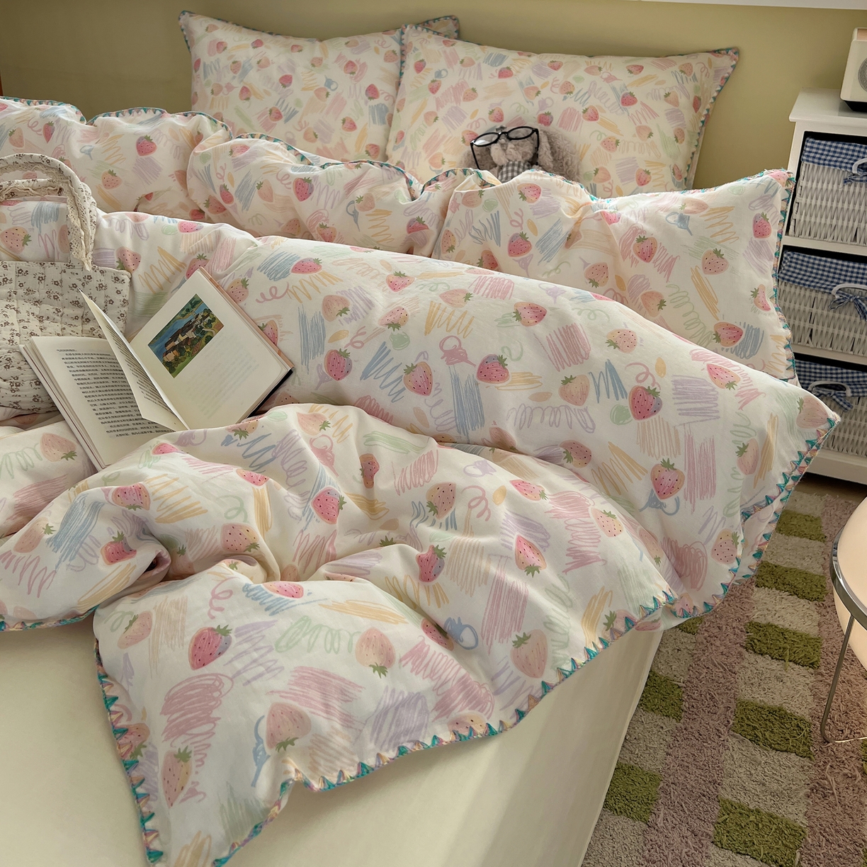 91家纺网 家纺一手货源 找家纺 曼之夏 2026新款全棉纯棉有氧双层纱贝壳边四件套 贝壳边缤纷草莓