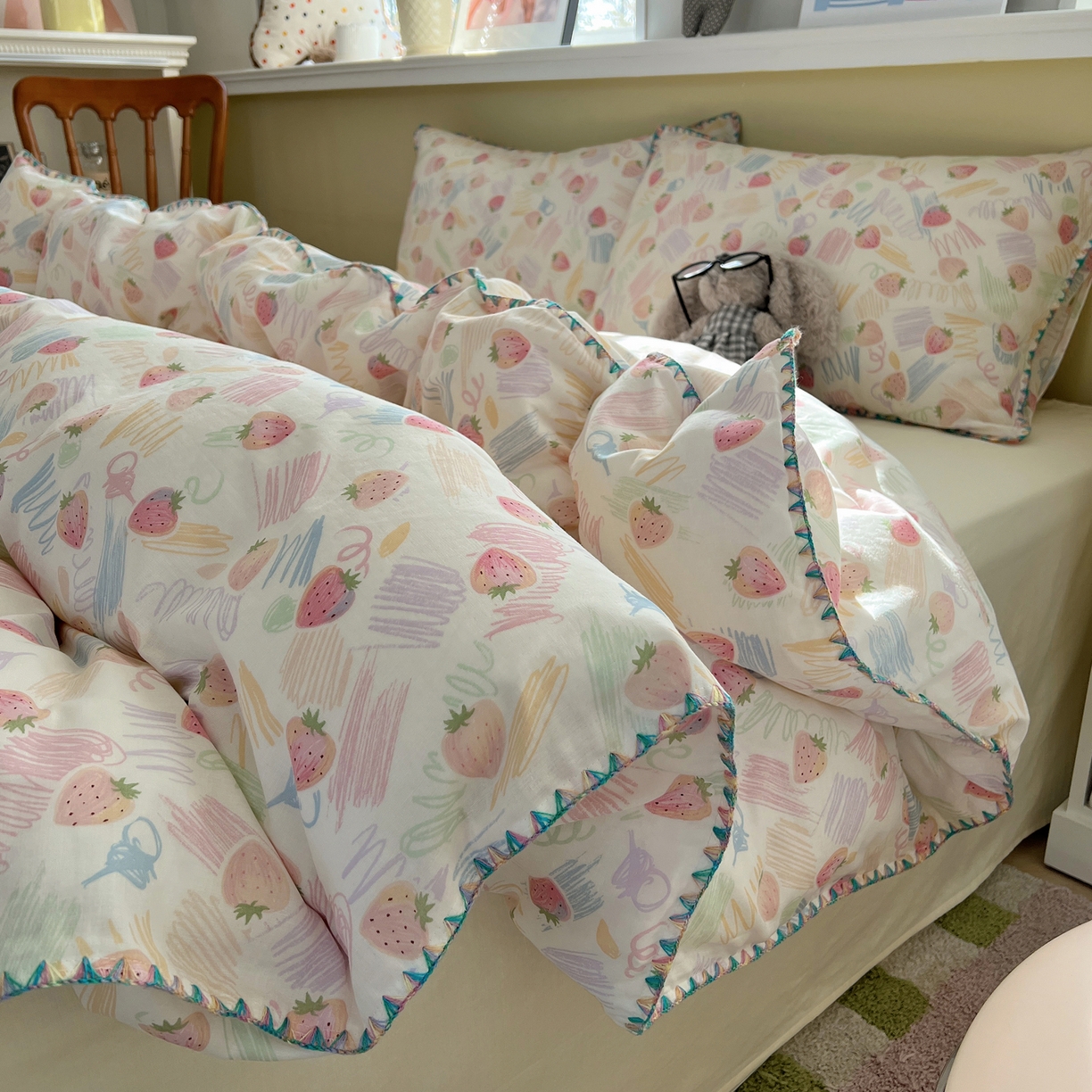 91家纺网 家纺一手货源 找家纺 曼之夏 2026新款全棉纯棉有氧双层纱贝壳边四件套 贝壳边缤纷草莓