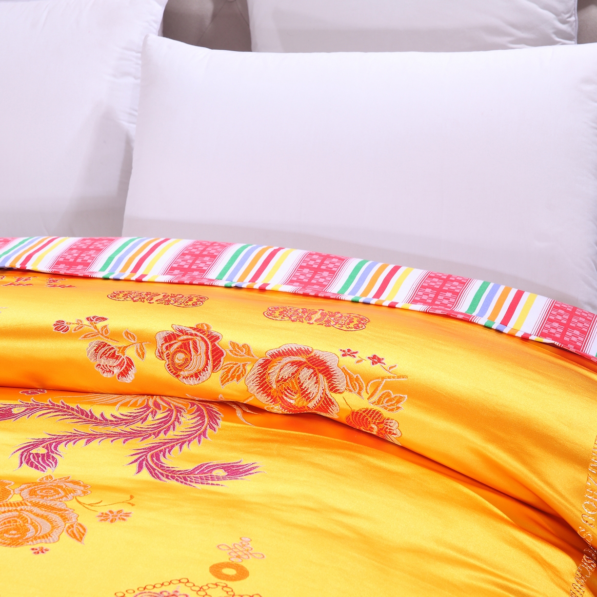 91家纺网 家纺一手货源 找家纺 浩情国际婚庆供货中心 2026新品婚庆结婚绸缎面全棉老粗布经典款被套被单龙凤呈祥百子图大红绿长期供货 龙凤呈祥-绸缎被套 -泥金黄