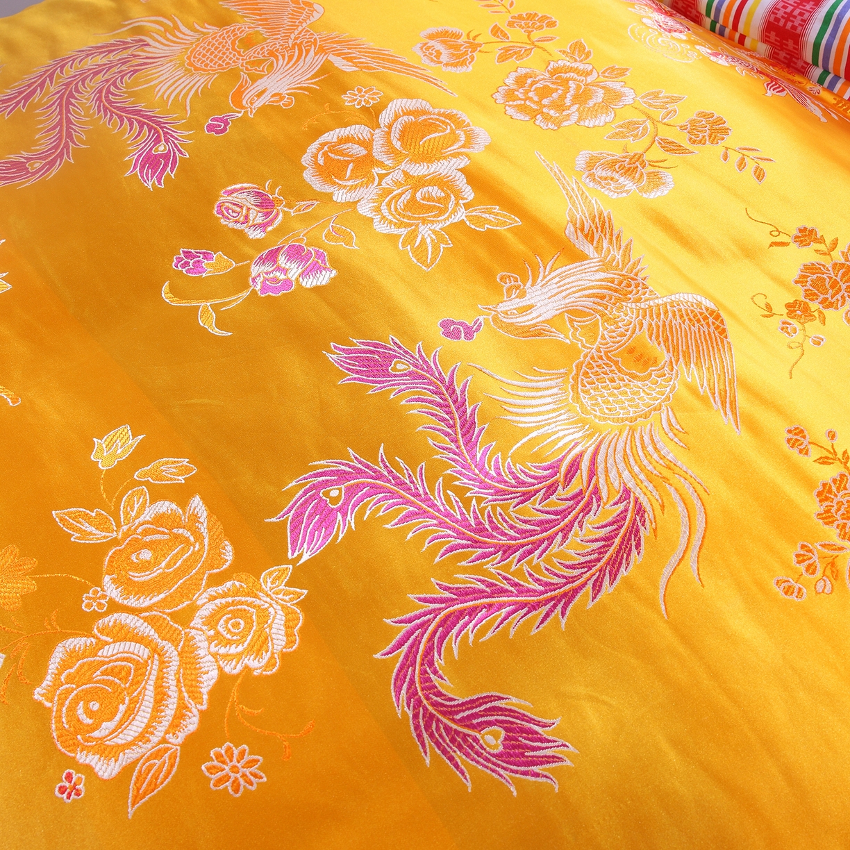 91家纺网 家纺一手货源 找家纺 浩情国际婚庆供货中心 2026新品婚庆结婚绸缎面全棉老粗布经典款被套被单龙凤呈祥百子图大红绿长期供货 龙凤呈祥-绸缎被套 -泥金黄