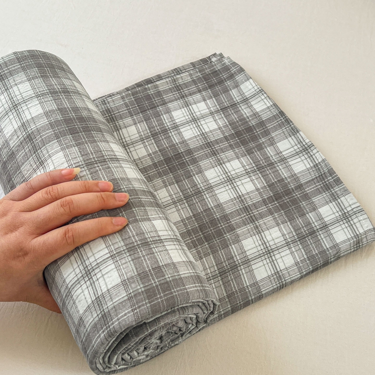 91家纺网 家纺一手货源 找家纺 思诺羽床笠 2026新款云感双层纱床单系列 灰格调