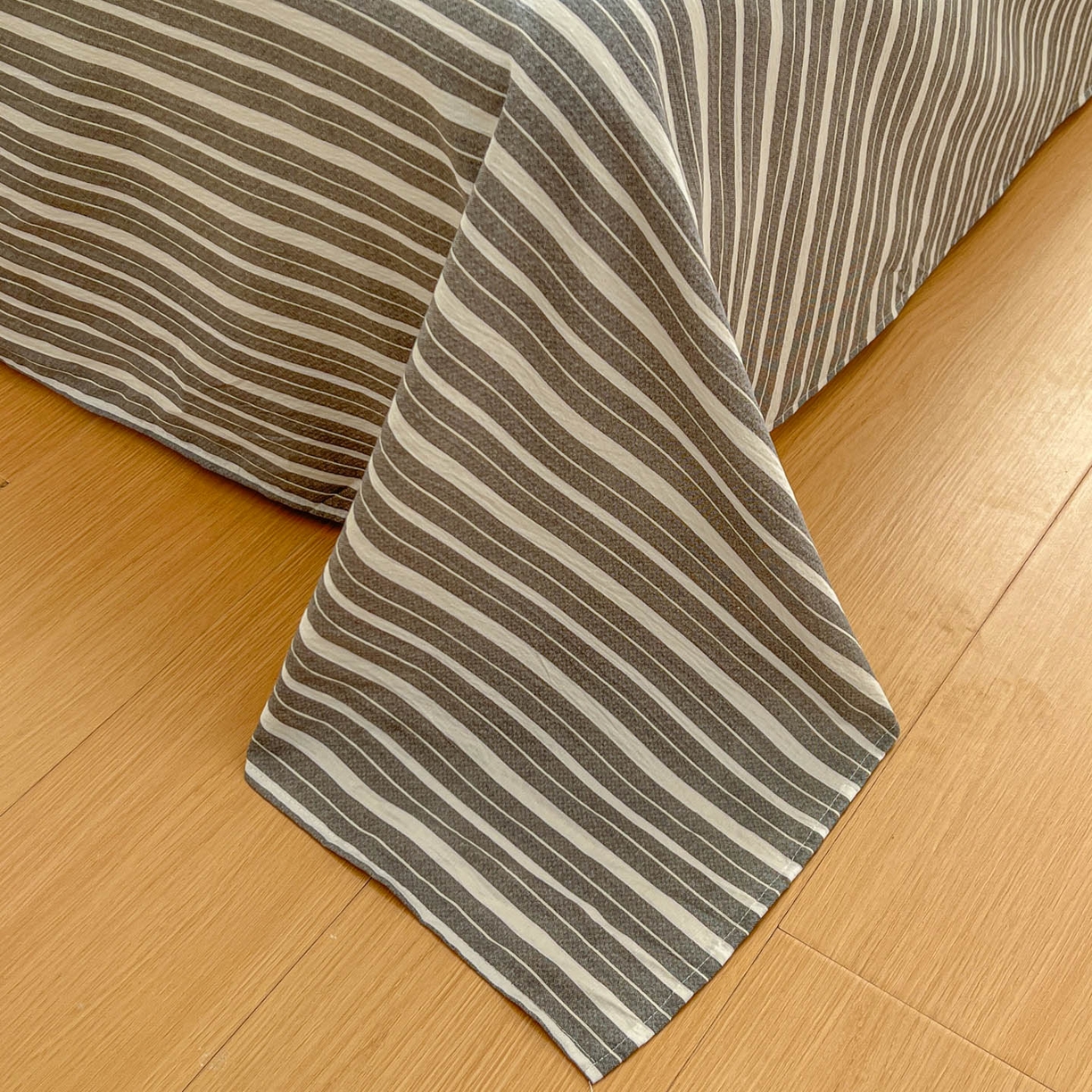 91家纺网 家纺一手货源 找家纺 思诺羽床笠 2026新款云感双层纱床单系列 流年-黑白