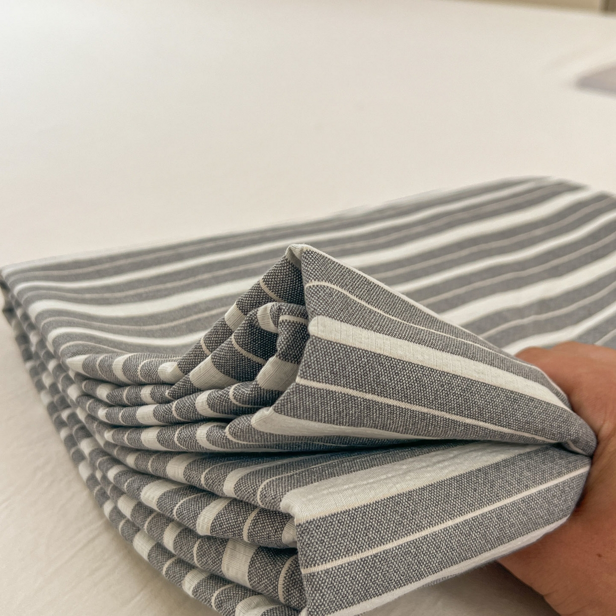 91家纺网 家纺一手货源 找家纺 思诺羽床笠 2026新款云感双层纱床单系列 流年-黑白