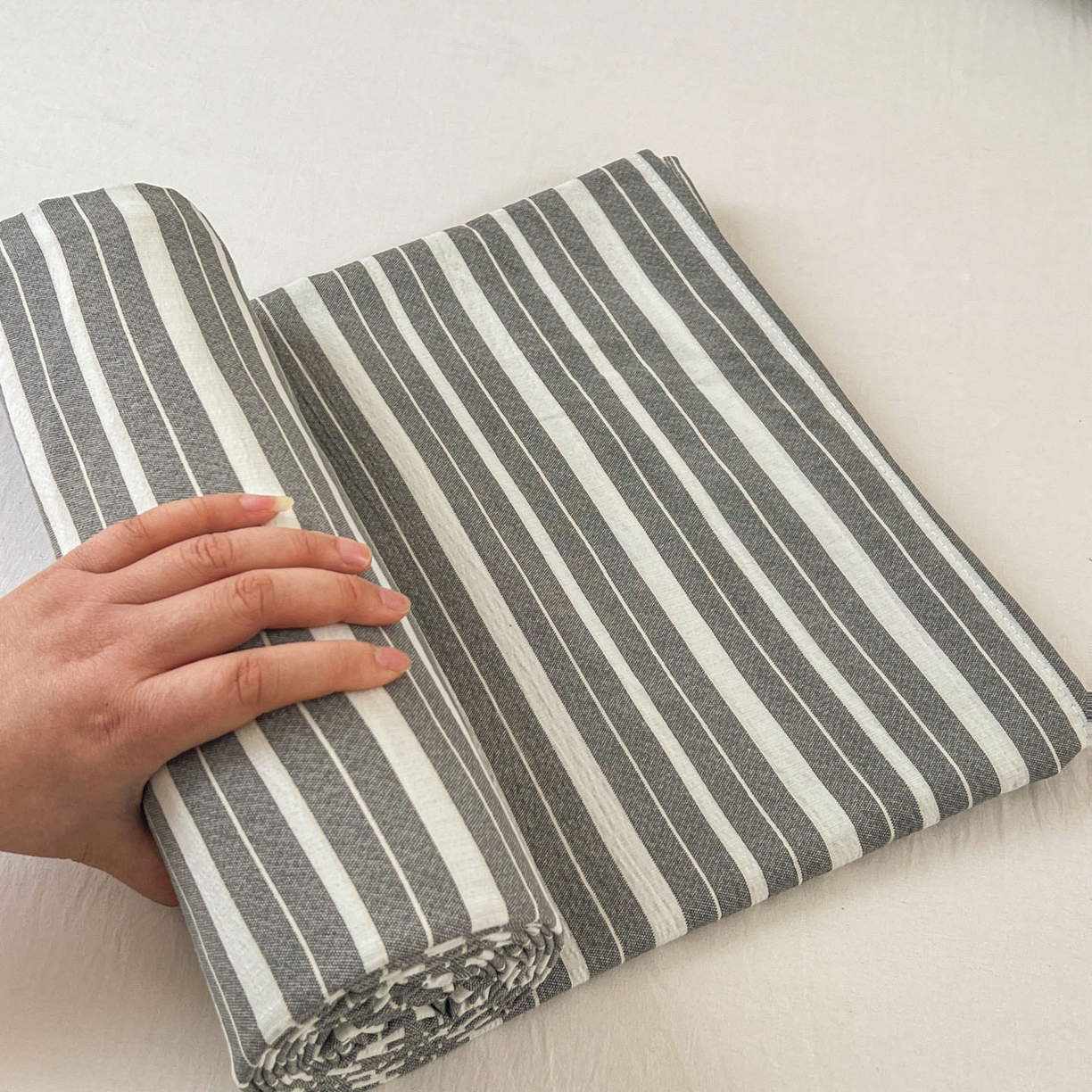 91家纺网 家纺一手货源 找家纺 思诺羽床笠 2026新款云感双层纱床单系列 流年-黑白