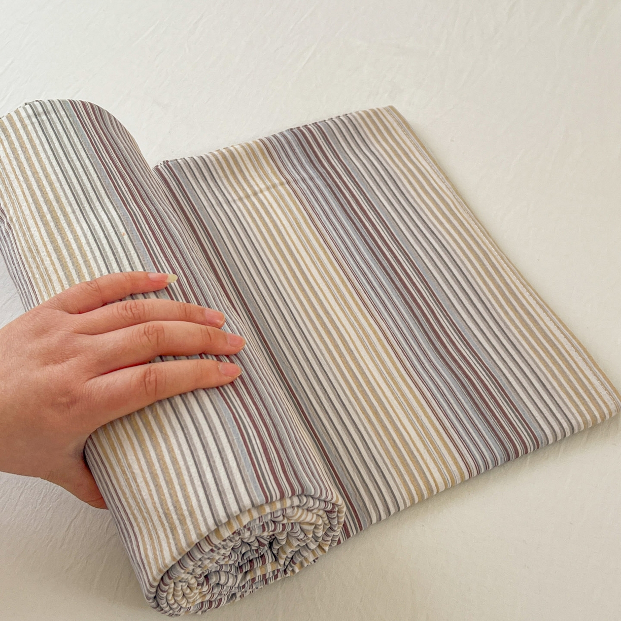 91家纺网 家纺一手货源 找家纺 思诺羽床笠 2026新款云感双层纱床单系列 流年-咖