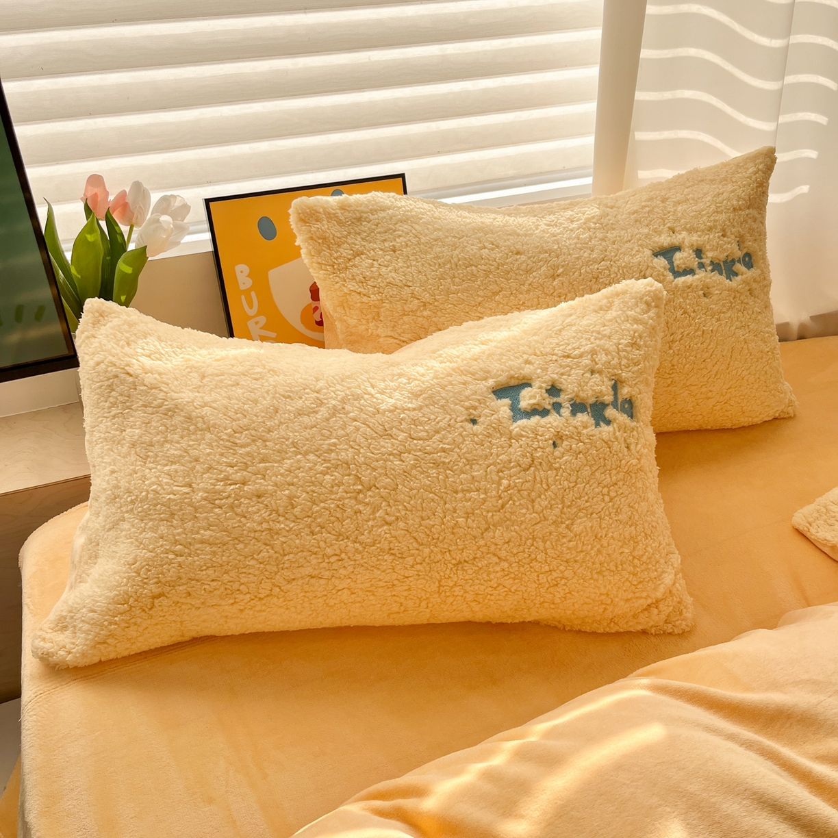 91家纺网 家纺一手货源 找家纺 色鬼布艺高端家居主号 2025新款秋冬加厚素色大朵羊驼绒贴布刺绣220g全消光牛奶绒四件套-暖宝 暖宝-黄猫