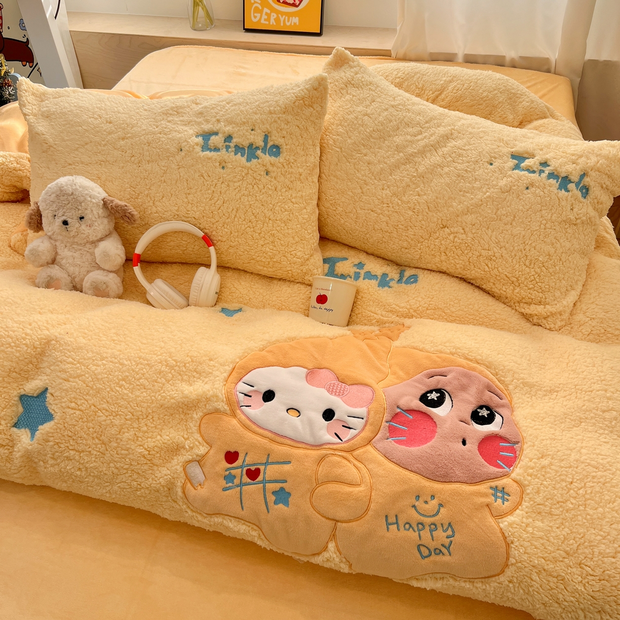 91家纺网 家纺一手货源 找家纺 色鬼布艺高端家居主号 2025新款秋冬加厚素色大朵羊驼绒贴布刺绣220g全消光牛奶绒四件套-暖宝 暖宝-黄猫