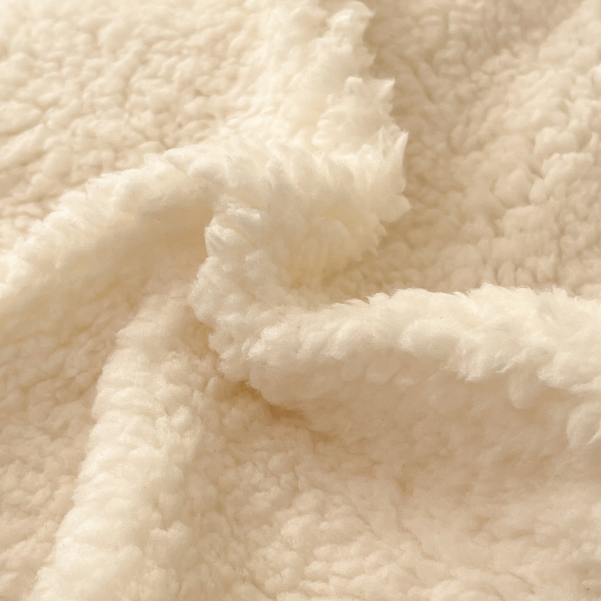 91家纺网 家纺一手货源 找家纺 （总）色鬼布艺高端家居主号 2025新款秋冬加厚素色大朵羊驼绒贴布刺绣220g全消光牛奶绒四件套-暖宝