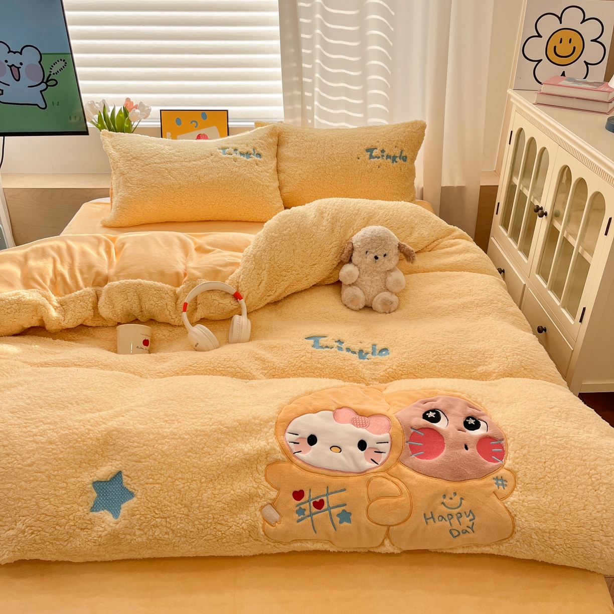 91家纺网 家纺一手货源 找家纺 色鬼布艺高端家居主号 2025新款秋冬加厚素色大朵羊驼绒贴布刺绣220g全消光牛奶绒四件套-暖宝 暖宝-黄猫