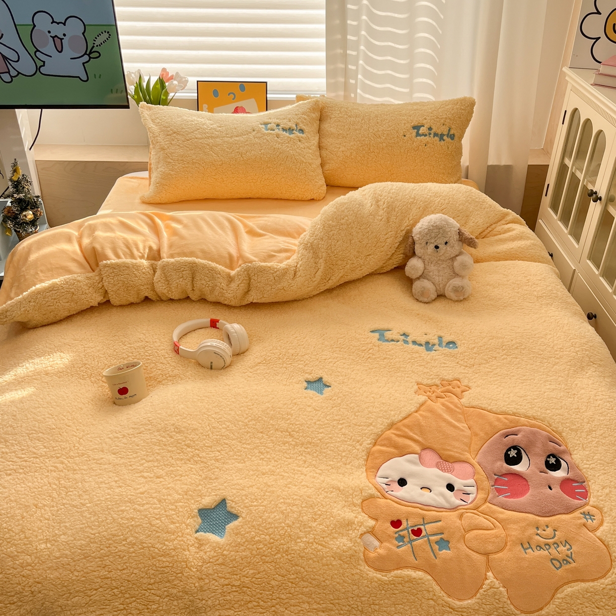 91家纺网 家纺一手货源 找家纺 色鬼布艺高端家居主号 2025新款秋冬加厚素色大朵羊驼绒贴布刺绣220g全消光牛奶绒四件套-暖宝 暖宝-黄猫