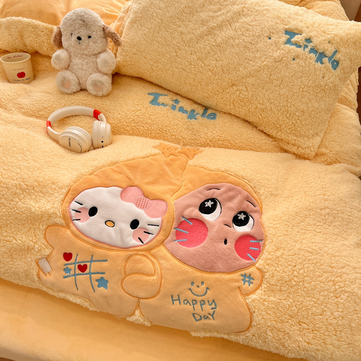 91家纺网 家纺一手货源 找家纺 色鬼布艺高端家居主号 2025新款秋冬加厚素色大朵羊驼绒贴布刺绣220g全消光牛奶绒四件套-暖宝 暖宝-黄猫