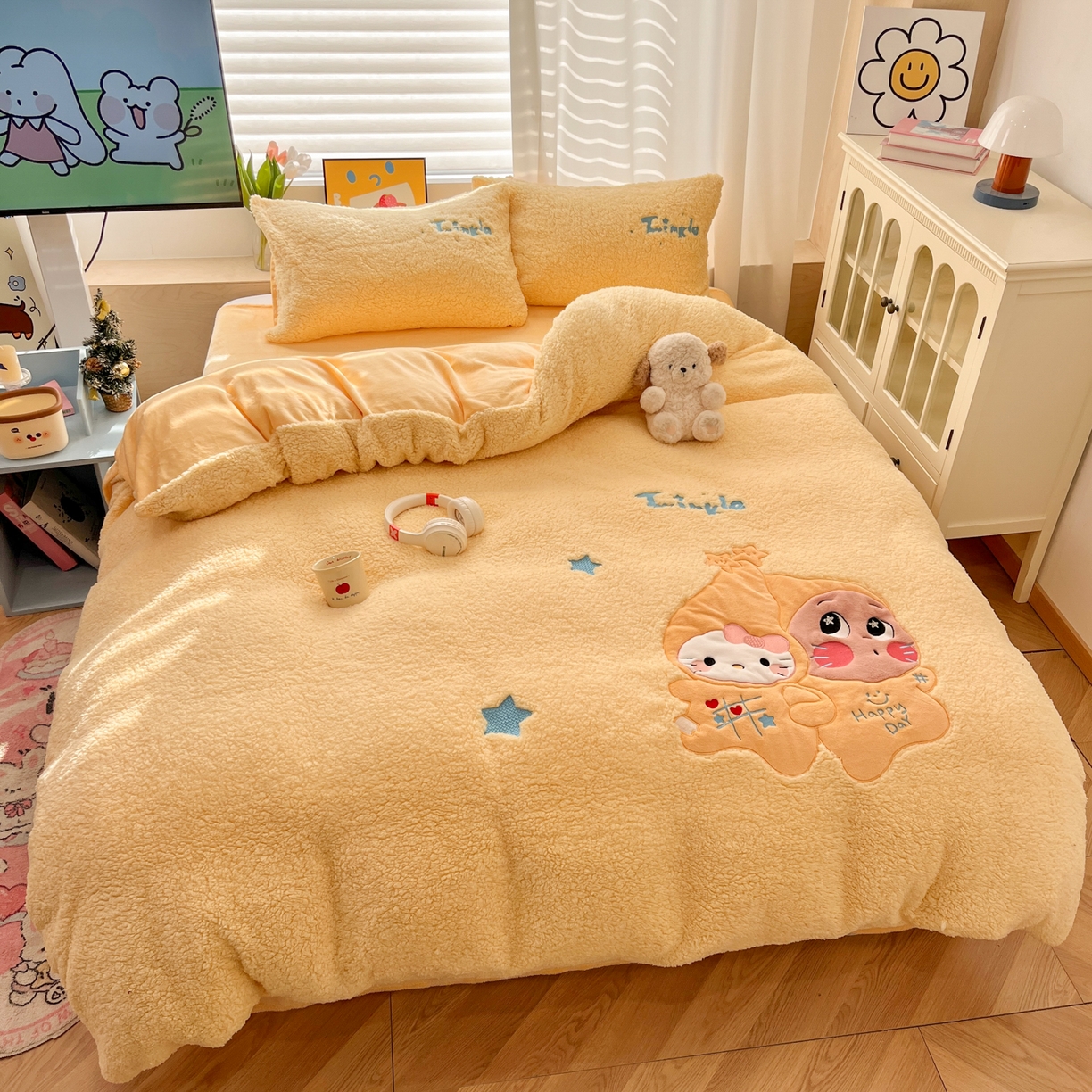 91家纺网 家纺一手货源 找家纺 色鬼布艺高端家居主号 2025新款秋冬加厚素色大朵羊驼绒贴布刺绣220g全消光牛奶绒四件套-暖宝 暖宝-黄猫