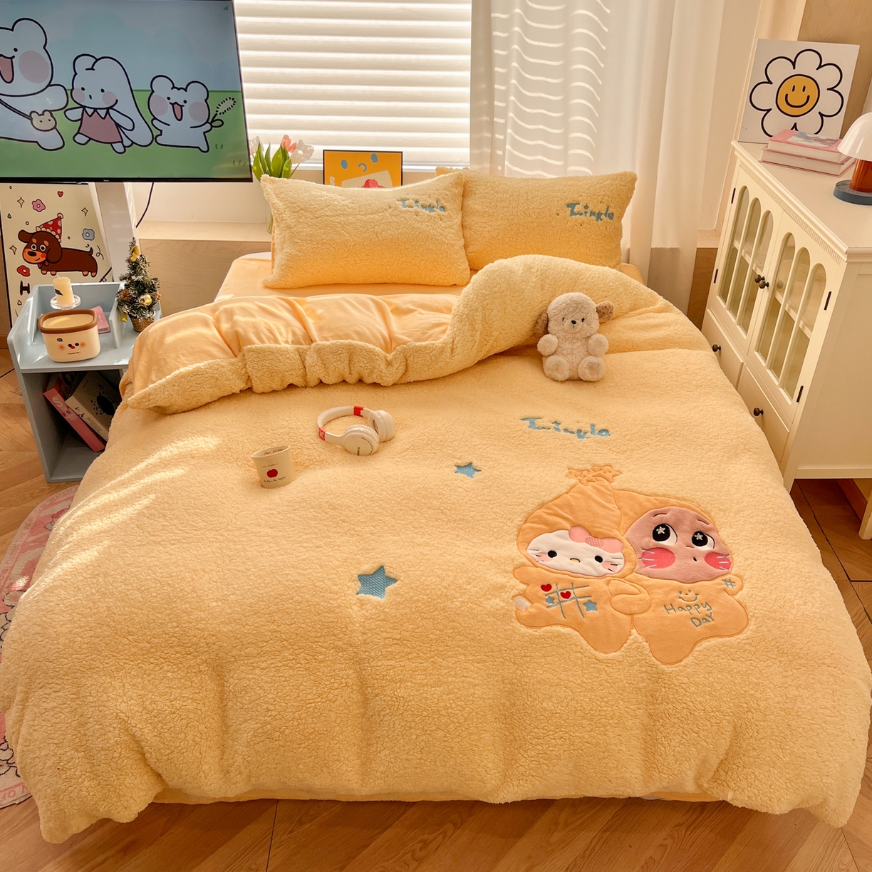 91家纺网 家纺一手货源 找家纺 色鬼布艺高端家居主号 2025新款秋冬加厚素色大朵羊驼绒贴布刺绣220g全消光牛奶绒四件套-暖宝 暖宝-黄猫