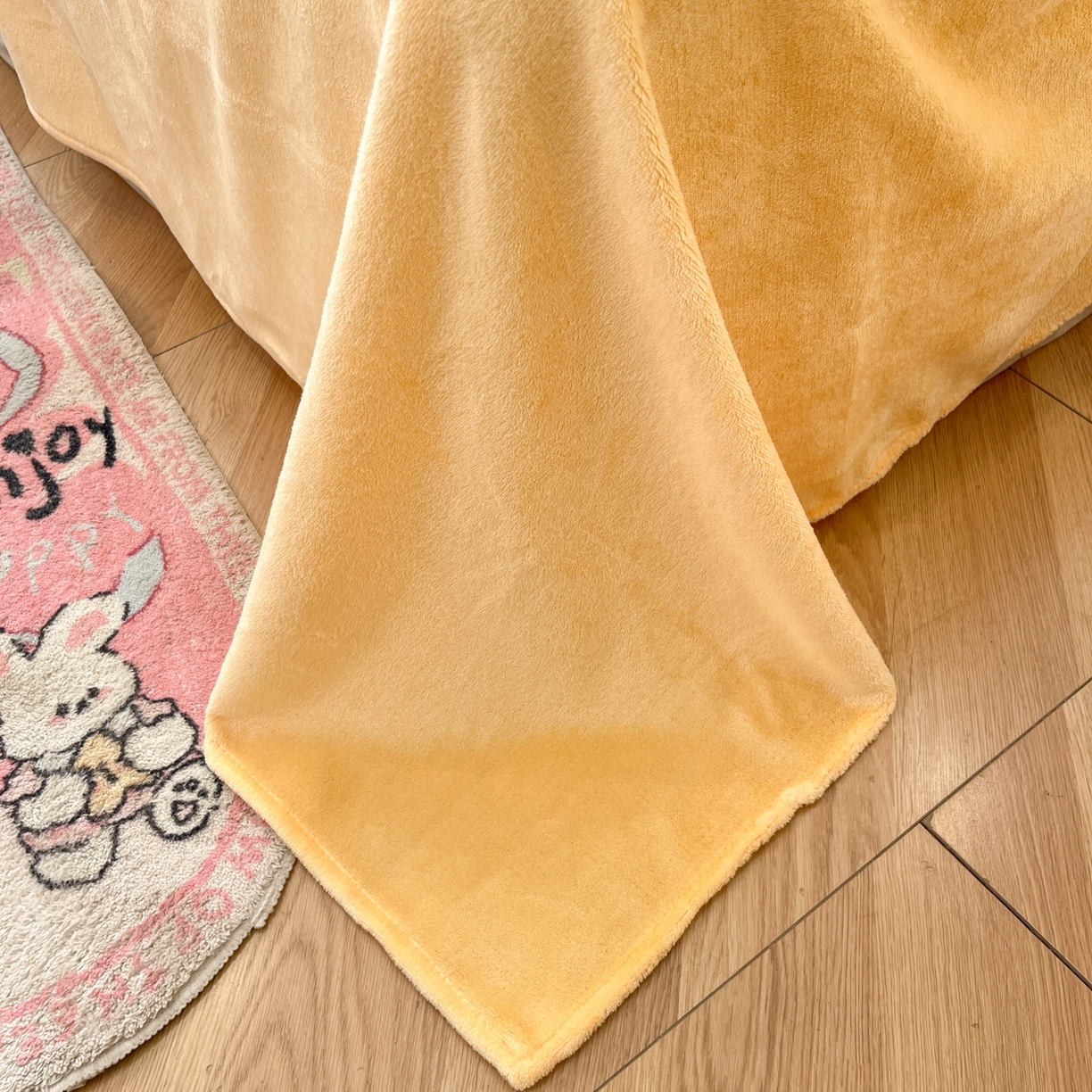 91家纺网 家纺一手货源 找家纺 色鬼布艺高端家居主号 2025新款秋冬加厚素色大朵羊驼绒贴布刺绣220g全消光牛奶绒四件套-暖宝 暖宝-黄猫