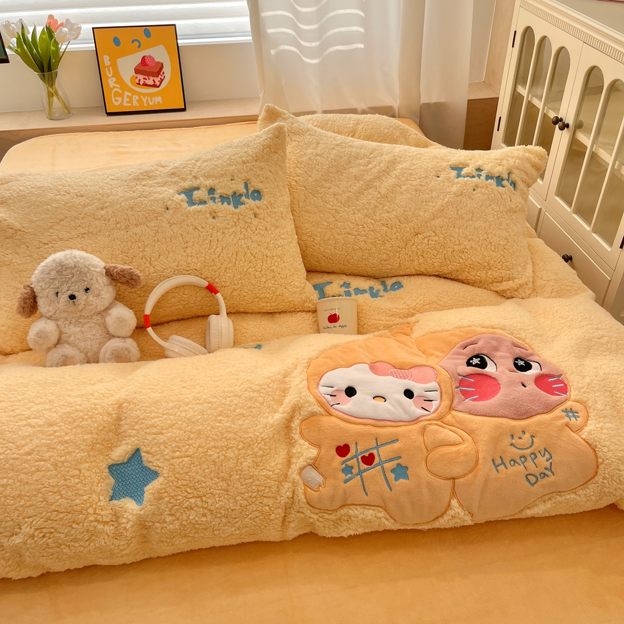 91家纺网 家纺一手货源 找家纺 色鬼布艺高端家居主号 2025新款秋冬加厚素色大朵羊驼绒贴布刺绣220g全消光牛奶绒四件套-暖宝 暖宝-黄猫