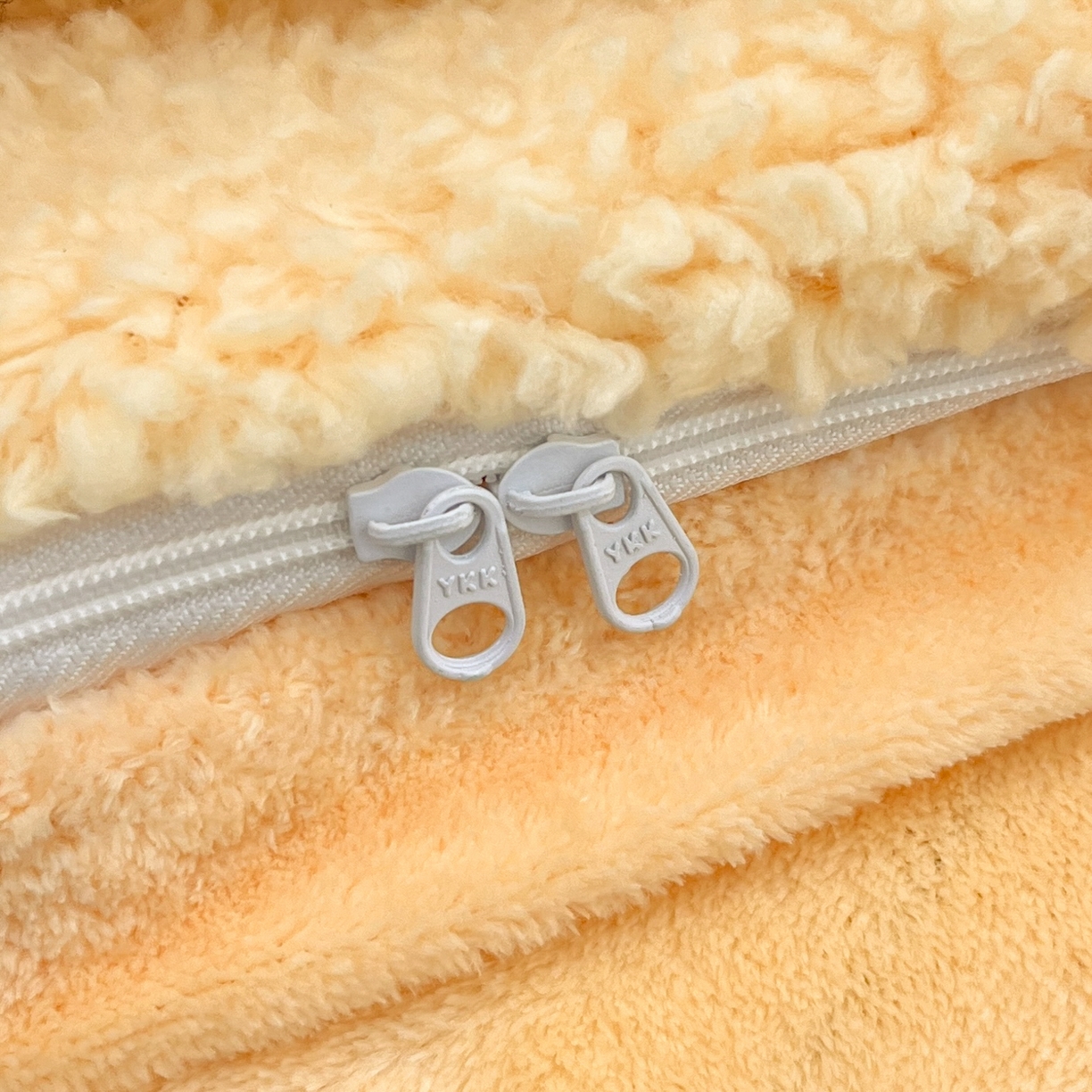 91家纺网 家纺一手货源 找家纺 色鬼布艺高端家居主号 2025新款秋冬加厚素色大朵羊驼绒贴布刺绣220g全消光牛奶绒四件套-暖宝 暖宝-黄猫