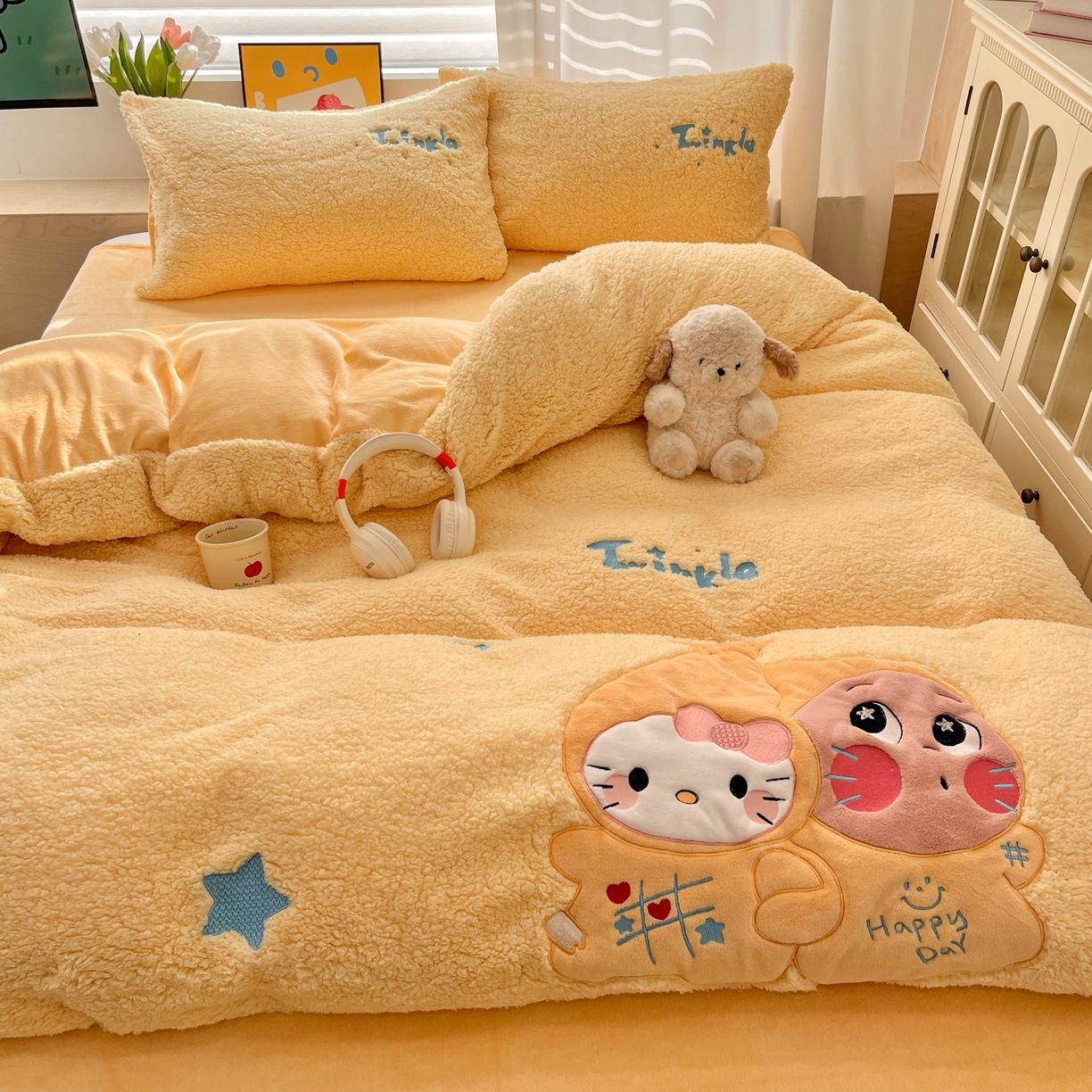 91家纺网 家纺一手货源 找家纺 色鬼布艺高端家居主号 2025新款秋冬加厚素色大朵羊驼绒贴布刺绣220g全消光牛奶绒四件套-暖宝 暖宝-黄猫