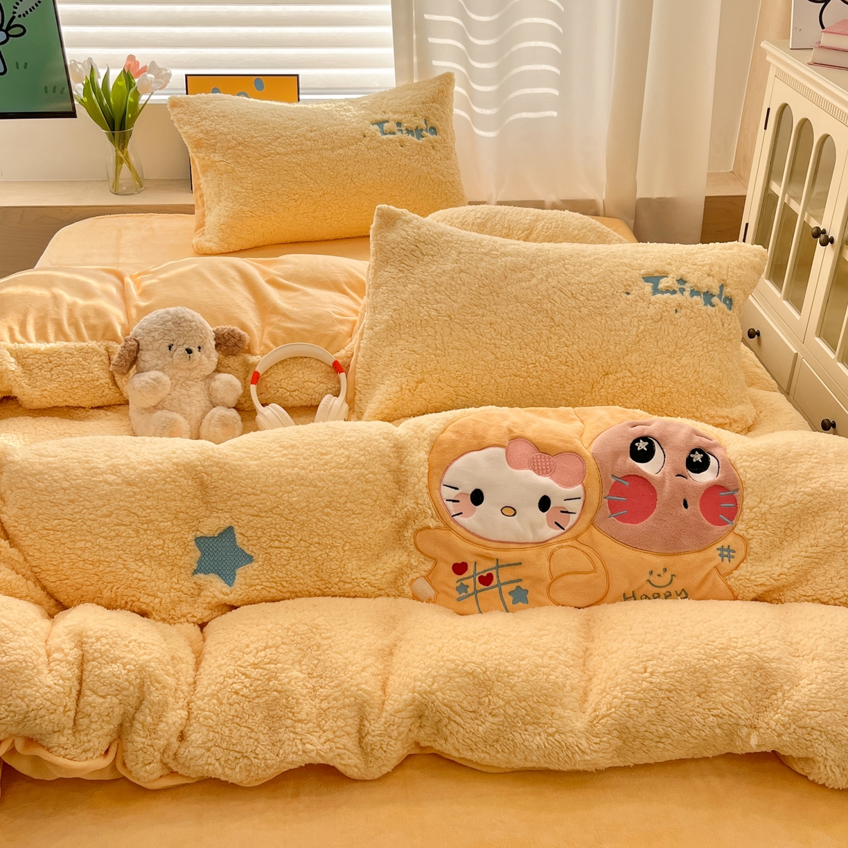 91家纺网 家纺一手货源 找家纺 色鬼布艺高端家居主号 2025新款秋冬加厚素色大朵羊驼绒贴布刺绣220g全消光牛奶绒四件套-暖宝 暖宝-黄猫