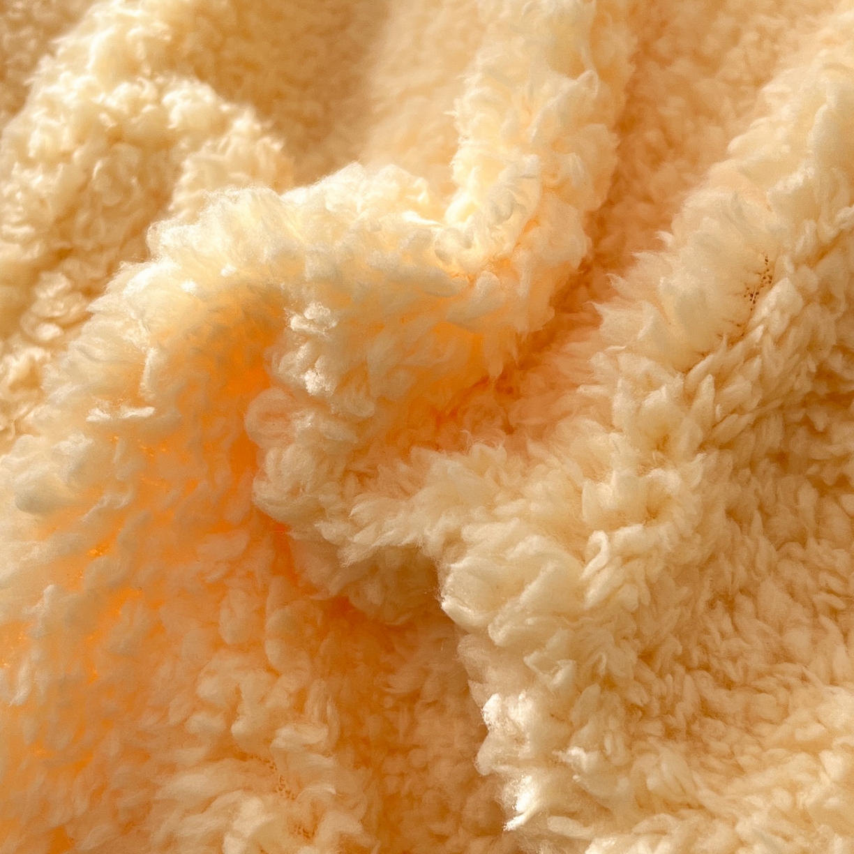 91家纺网 家纺一手货源 找家纺 色鬼布艺高端家居主号 2025新款秋冬加厚素色大朵羊驼绒贴布刺绣220g全消光牛奶绒四件套-暖宝 暖宝-黄猫