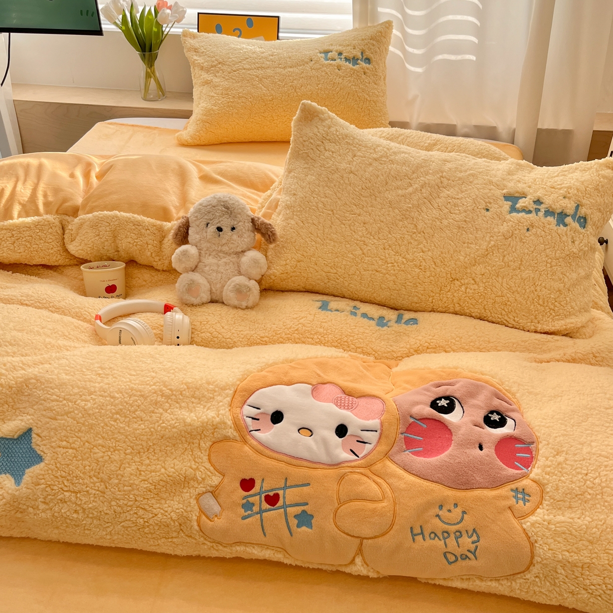 91家纺网 家纺一手货源 找家纺 色鬼布艺高端家居主号 2025新款秋冬加厚素色大朵羊驼绒贴布刺绣220g全消光牛奶绒四件套-暖宝 暖宝-黄猫