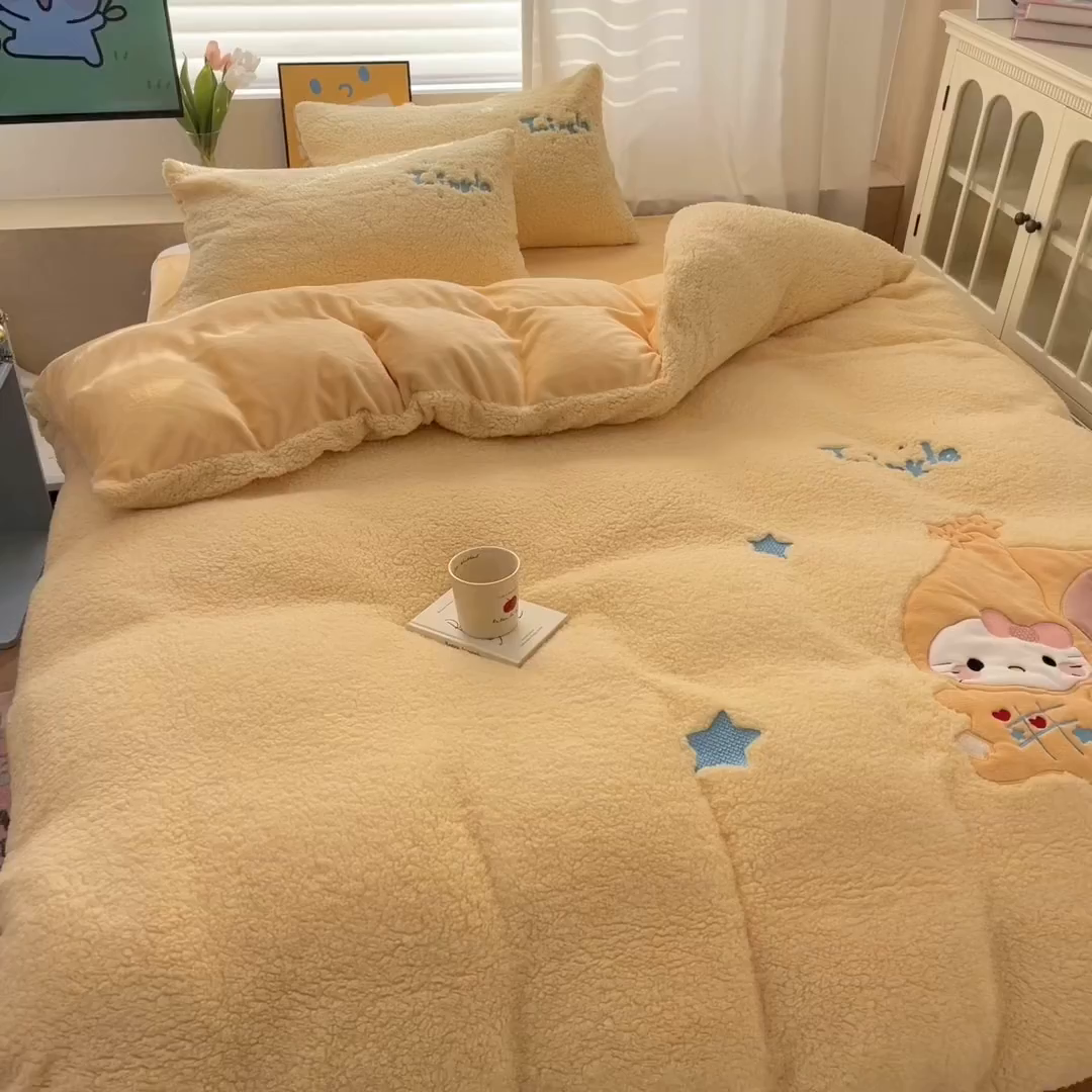 91家纺网 家纺一手货源 找家纺 色鬼布艺高端家居主号 2025新款秋冬加厚素色大朵羊驼绒贴布刺绣220g全消光牛奶绒四件套-暖宝 暖宝-黄猫