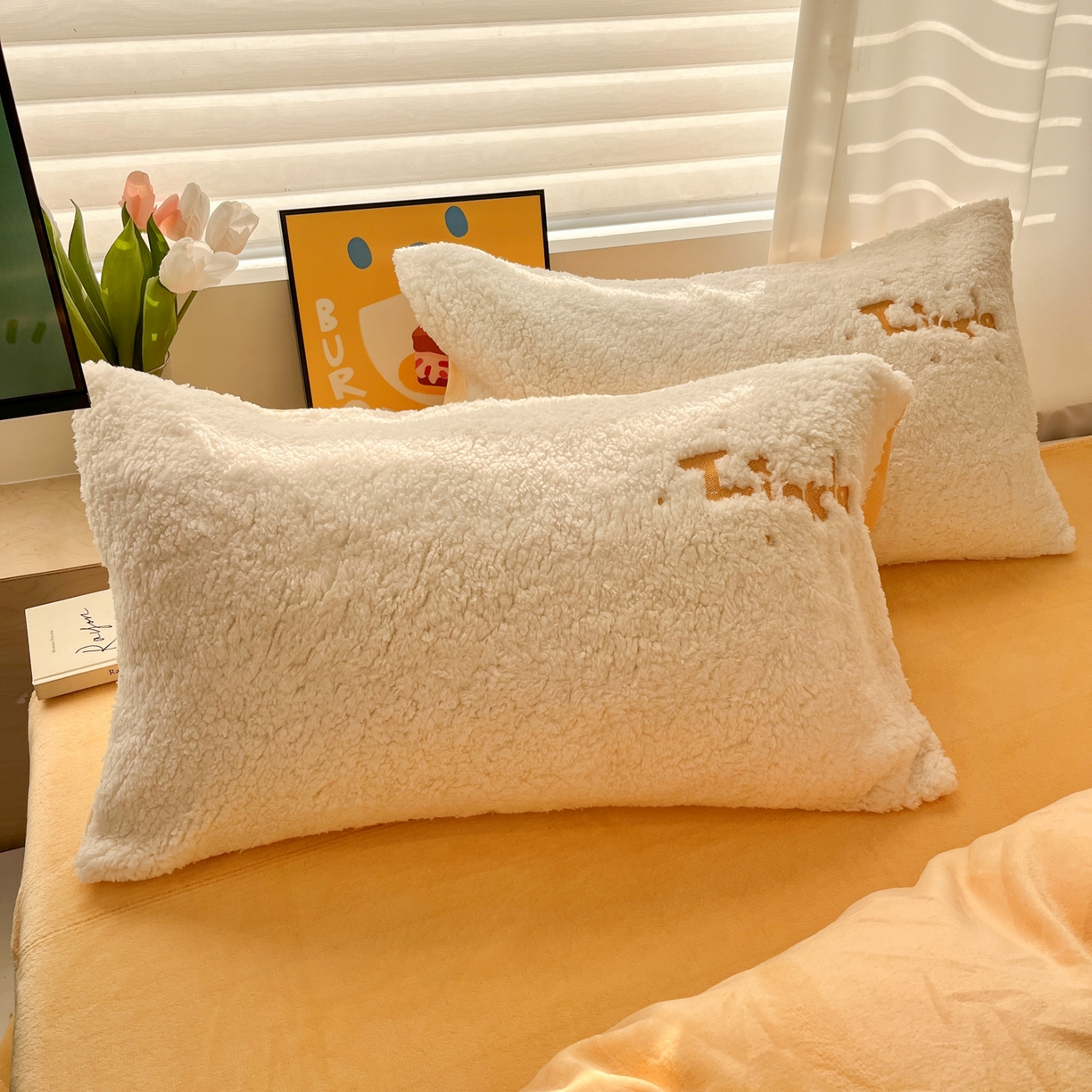 91家纺网 家纺一手货源 找家纺 色鬼布艺高端家居主号 2025新款秋冬加厚素色大朵羊驼绒贴布刺绣220g全消光牛奶绒四件套-暖宝 暖宝-白猫