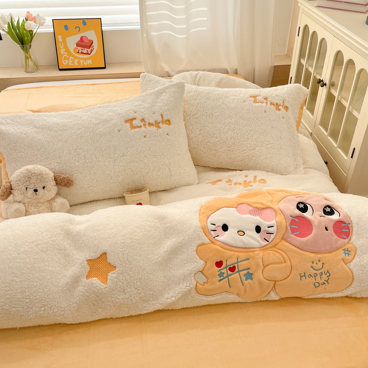 91家纺网 家纺一手货源 找家纺 色鬼布艺高端家居主号 2025新款秋冬加厚素色大朵羊驼绒贴布刺绣220g全消光牛奶绒四件套-暖宝 暖宝-白猫