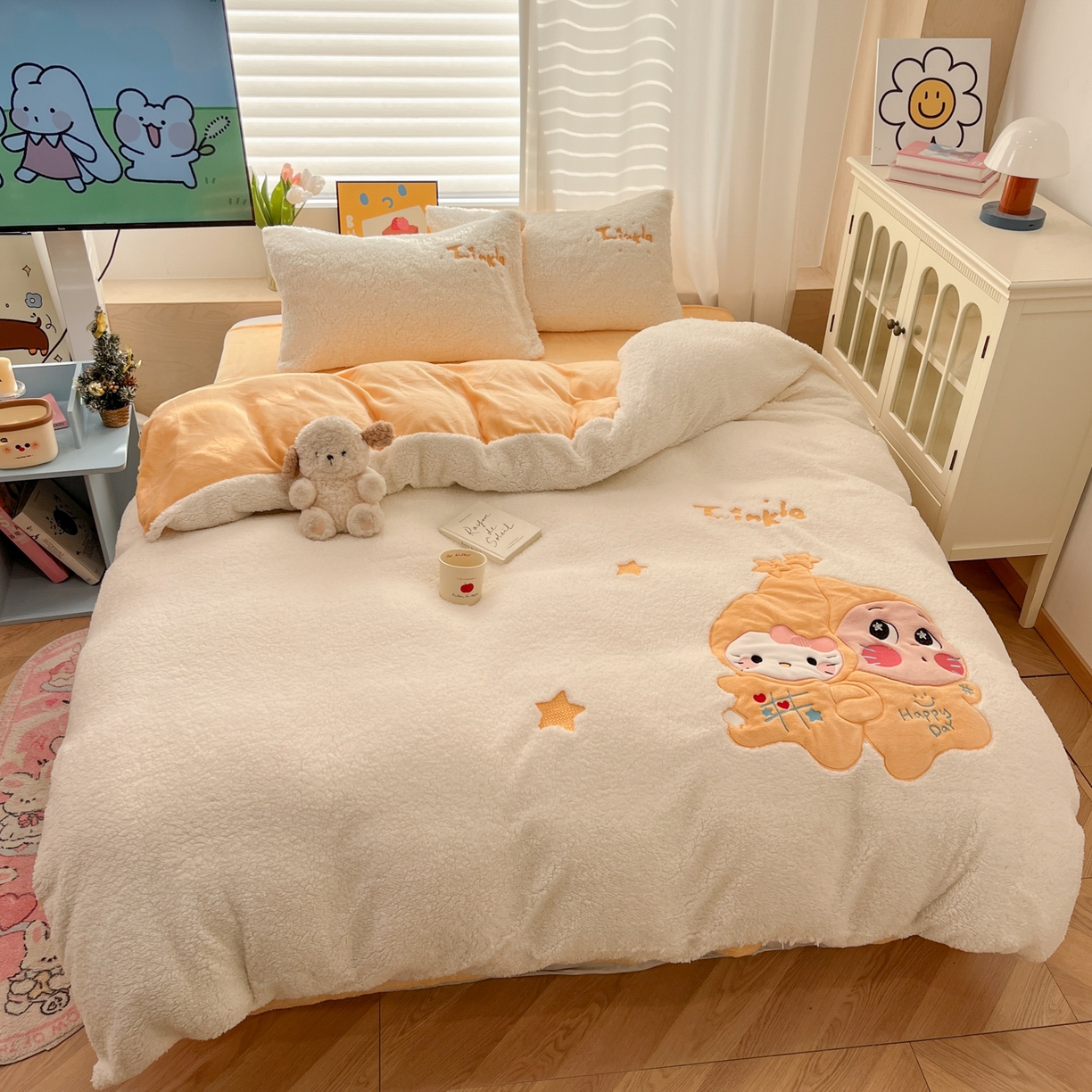 91家纺网 家纺一手货源 找家纺 色鬼布艺高端家居主号 2025新款秋冬加厚素色大朵羊驼绒贴布刺绣220g全消光牛奶绒四件套-暖宝 暖宝-白猫