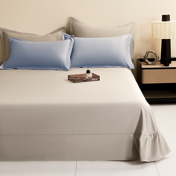 91家纺网 家纺一手货源 找家纺 名优家纺 2026新款60S13374高支密全棉印花纯色单床单 宾利兰+浅灰