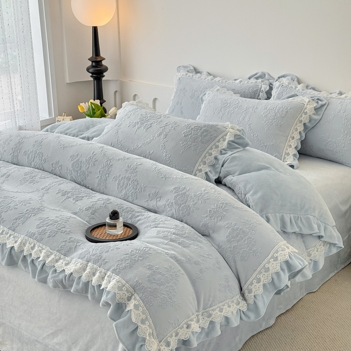 91家纺网 家纺一手货源 找家纺 锦格家纺 2024新款A类高克重牛奶绒四件套苏枚雅【天蓝】